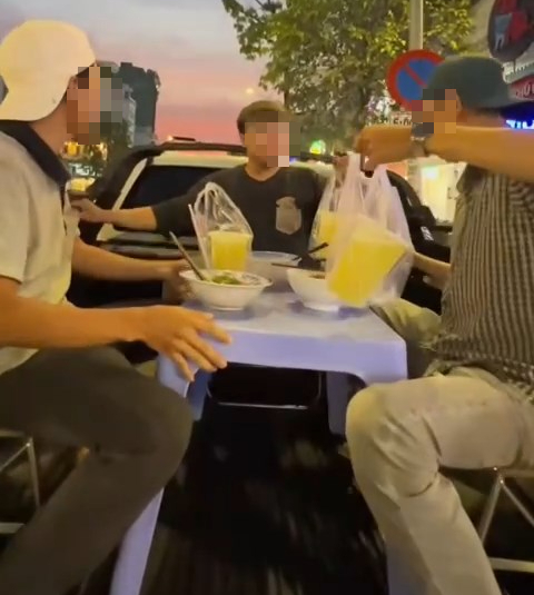 Ho Chi Minh City driver fined over 2023 pickup truck dining clip - Ảnh 2. Ho Chi Minh City driver fined over 2023 pickup truck dining clip - Ảnh 2.
