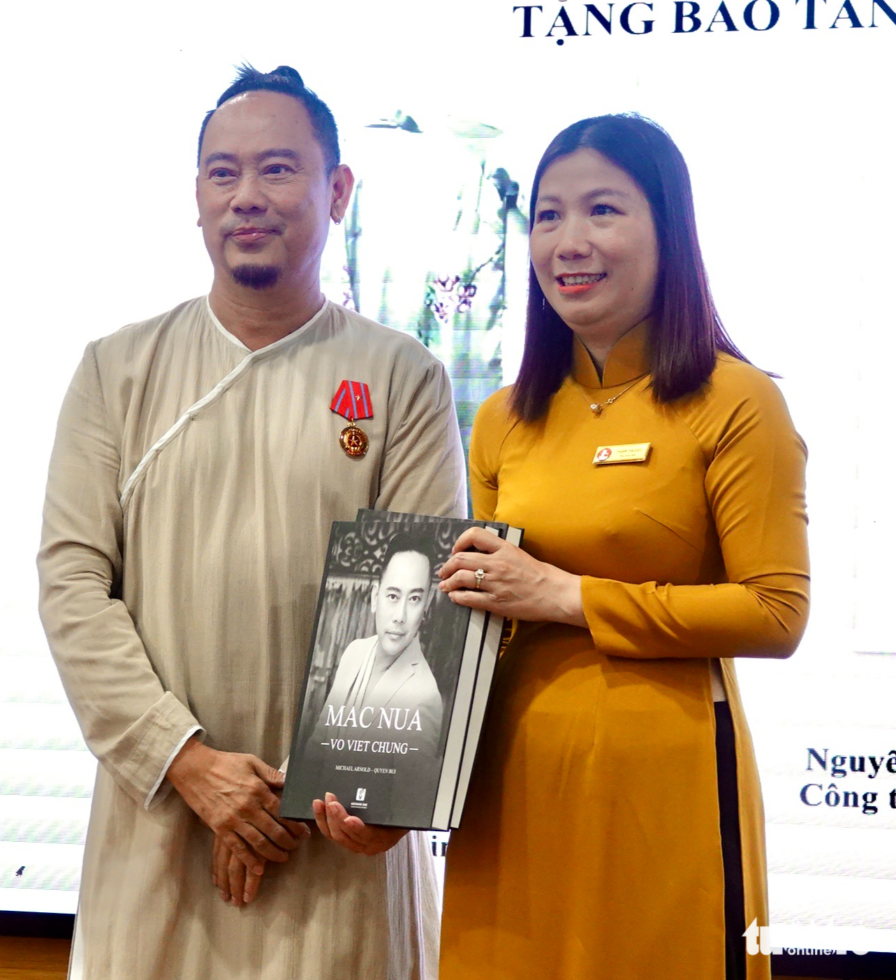 Võ Việt Chung tặng ba bộ áo dài đặc biệt cho Bảo tàng Phụ nữ Nam Bộ - Ảnh 4. Võ Việt Chung tặng ba bộ áo dài đặc biệt cho Bảo tàng Phụ nữ Nam Bộ - Ảnh 2.