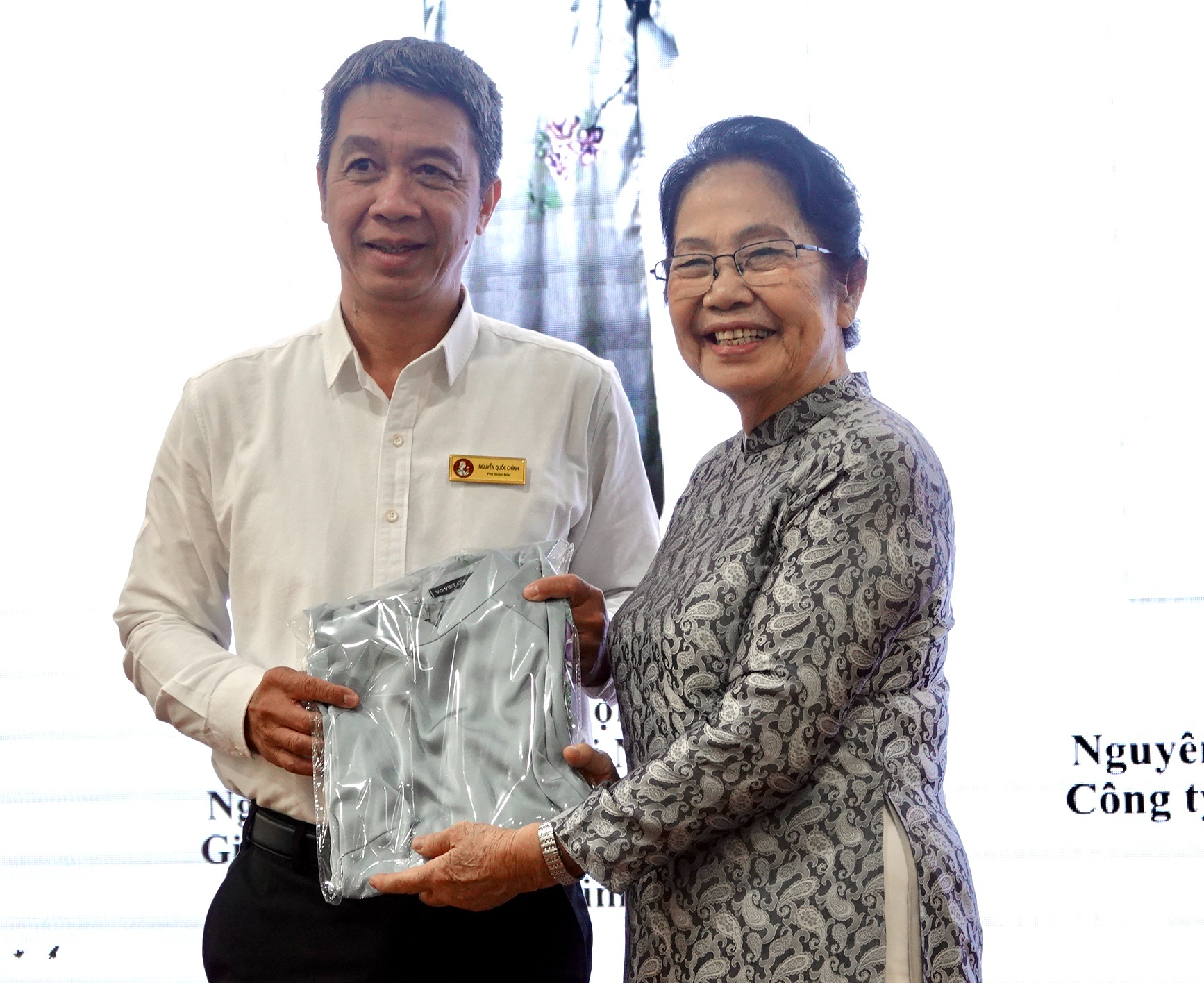 Võ Việt Chung tặng ba bộ áo dài đặc biệt cho Bảo tàng Phụ nữ Nam Bộ - Ảnh 2. Võ Việt Chung tặng ba bộ áo dài đặc biệt cho Bảo tàng Phụ nữ Nam Bộ - Ảnh 1.