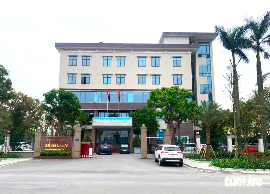 Bàn giao gần 30kg vàng cho đơn vị trúng quyền mua với giá hơn 142 tỉ đồng - Ảnh 1.