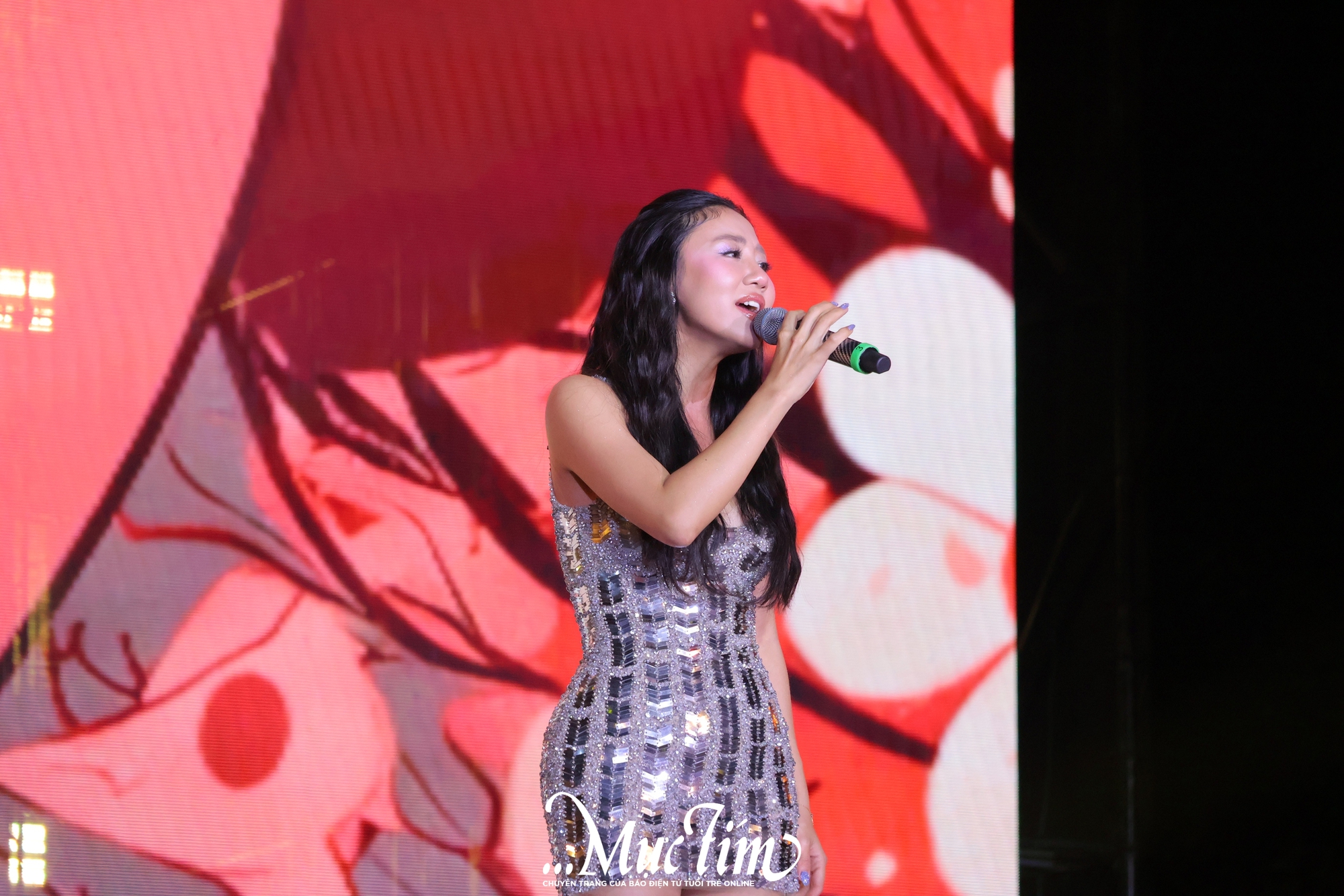 Youth Fest năm 2026: Đông Nhi, Văn Mai Hương, ST Sơn Thạch trình diễn cực 'cháy', đấu giá áo thun gây quỹ - Ảnh 5. Youth Fest năm 2026: Đông Nhi, Văn Mai Hương, ST Sơn Thạch trình diễn cực 'cháy', đấu giá áo thun gây quỹ - Ảnh 5.