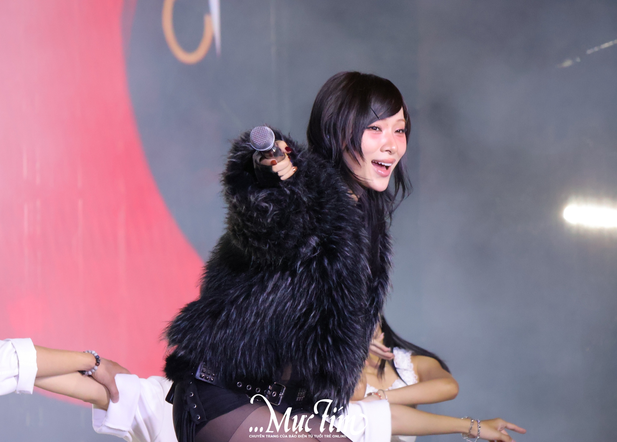 Youth Fest năm 2026: Đông Nhi, Văn Mai Hương, ST Sơn Thạch trình diễn cực 'cháy', đấu giá áo thun gây quỹ - Ảnh 11. Youth Fest năm 2026: Đông Nhi, Văn Mai Hương, ST Sơn Thạch trình diễn cực 'cháy', đấu giá áo thun gây quỹ - Ảnh 11.