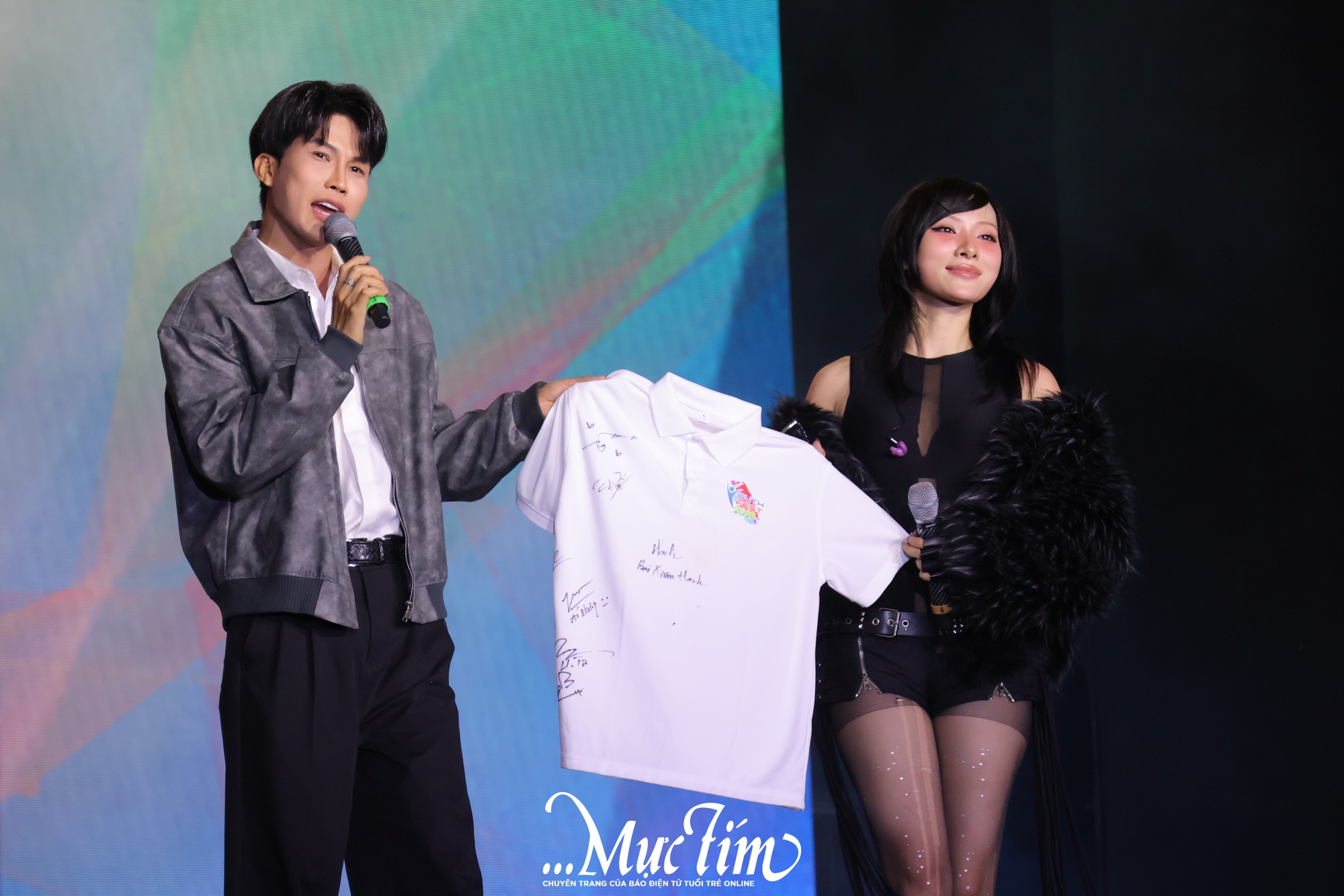 Youth Fest năm 2026: Đông Nhi, Văn Mai Hương, ST Sơn Thạch trình diễn cực 'cháy', đấu giá áo thun gây quỹ - Ảnh 12. Youth Fest năm 2026: Đông Nhi, Văn Mai Hương, ST Sơn Thạch trình diễn cực 'cháy', đấu giá áo thun gây quỹ - Ảnh 12.