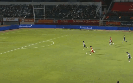 Video: Ngoại binh Đà Nẵng va chạm với trợ lý HLV Công An Hà Nội - Ảnh 1.