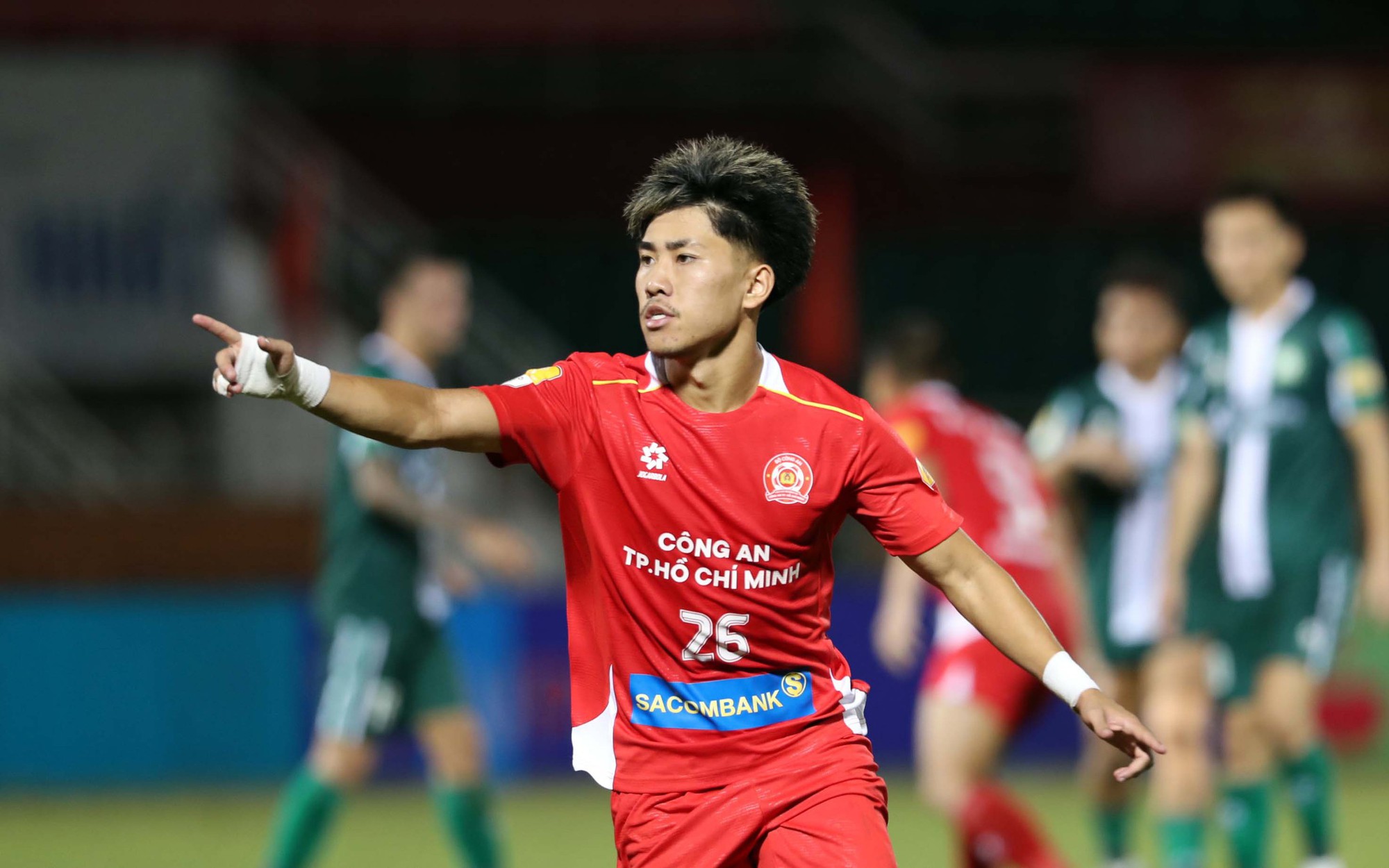 Video: Bỏ lỡ cơ hội khó tin, Tiến Linh tiếp tục gây thất vọng - Ảnh 1.