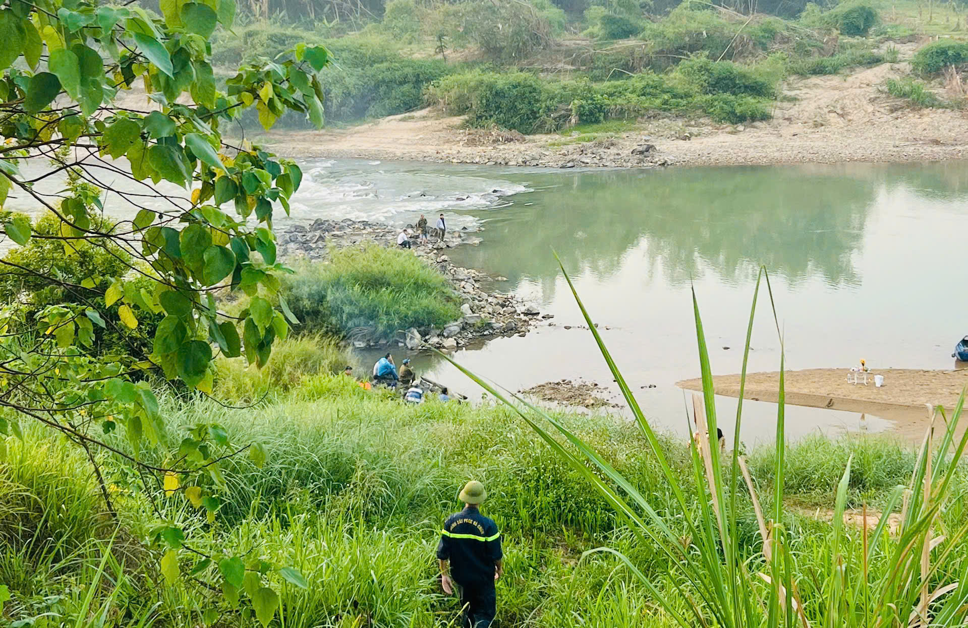 Đại úy công an xã hy sinh khi tuần tra chống 'cát tặc' trên sông Cái - Ảnh 1. công an - Ảnh 1.
