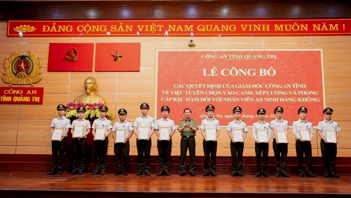 Quảng Trị tuyển 29 nhân viên an ninh hàng không vào Công an, được phong cấp bậc hàm - Ảnh 1.