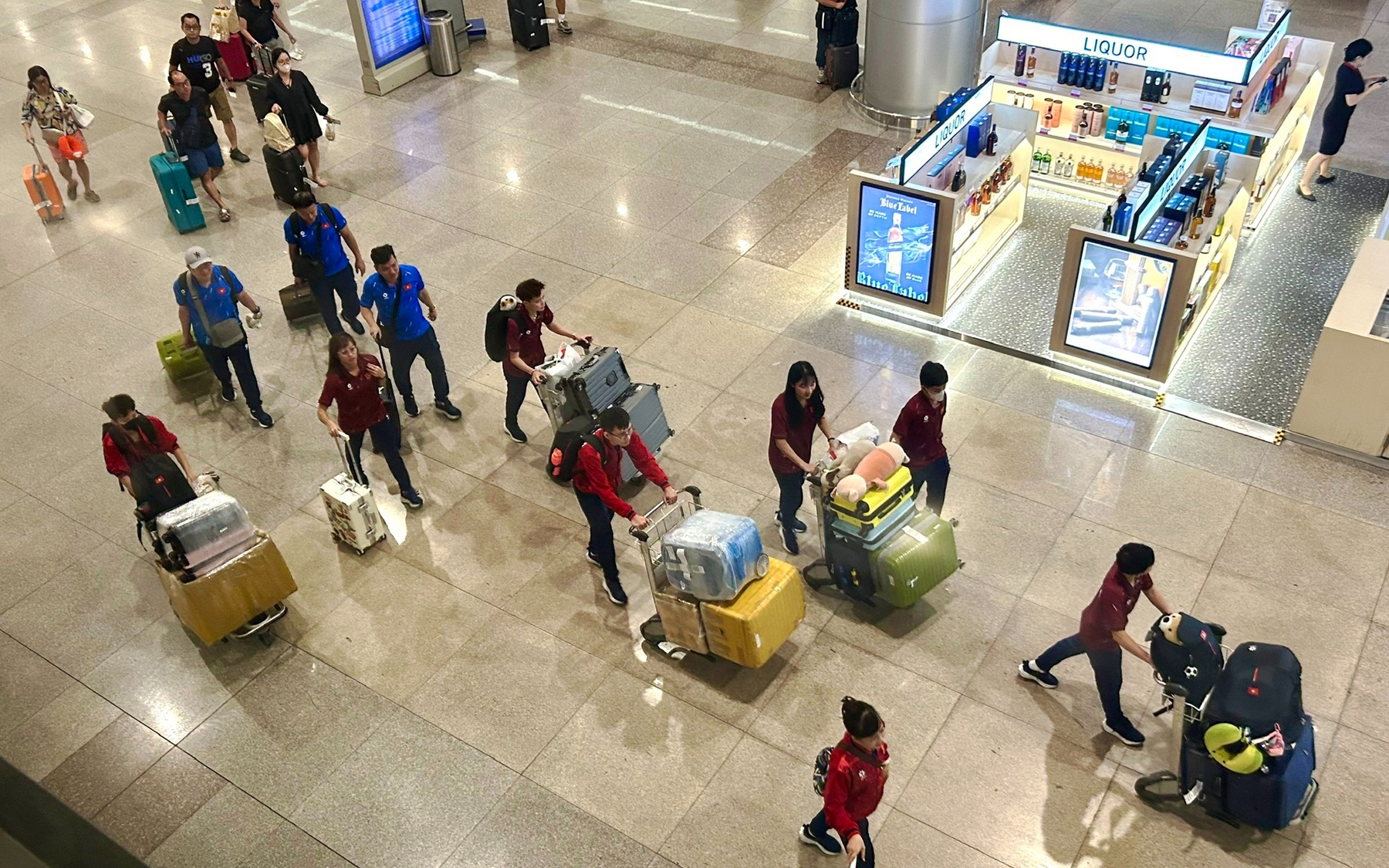 Vietnam airlines plan domestic cuts, raise fuel surcharges as costs climb- Ảnh 2.