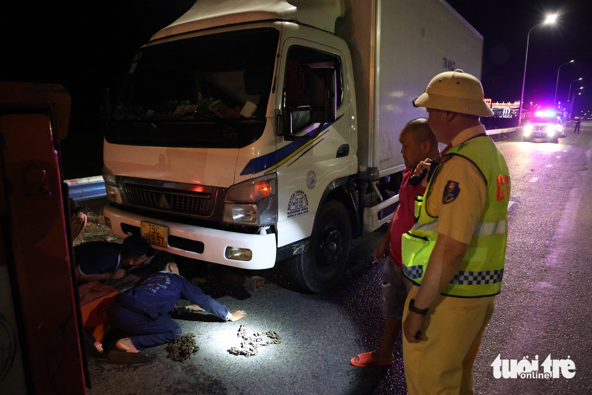 Đêm trắng của cảnh sát trên cao tốc 460km: Ngăn tài xế dừng sai, ngủ trên làn khẩn cấp - Ảnh 1.