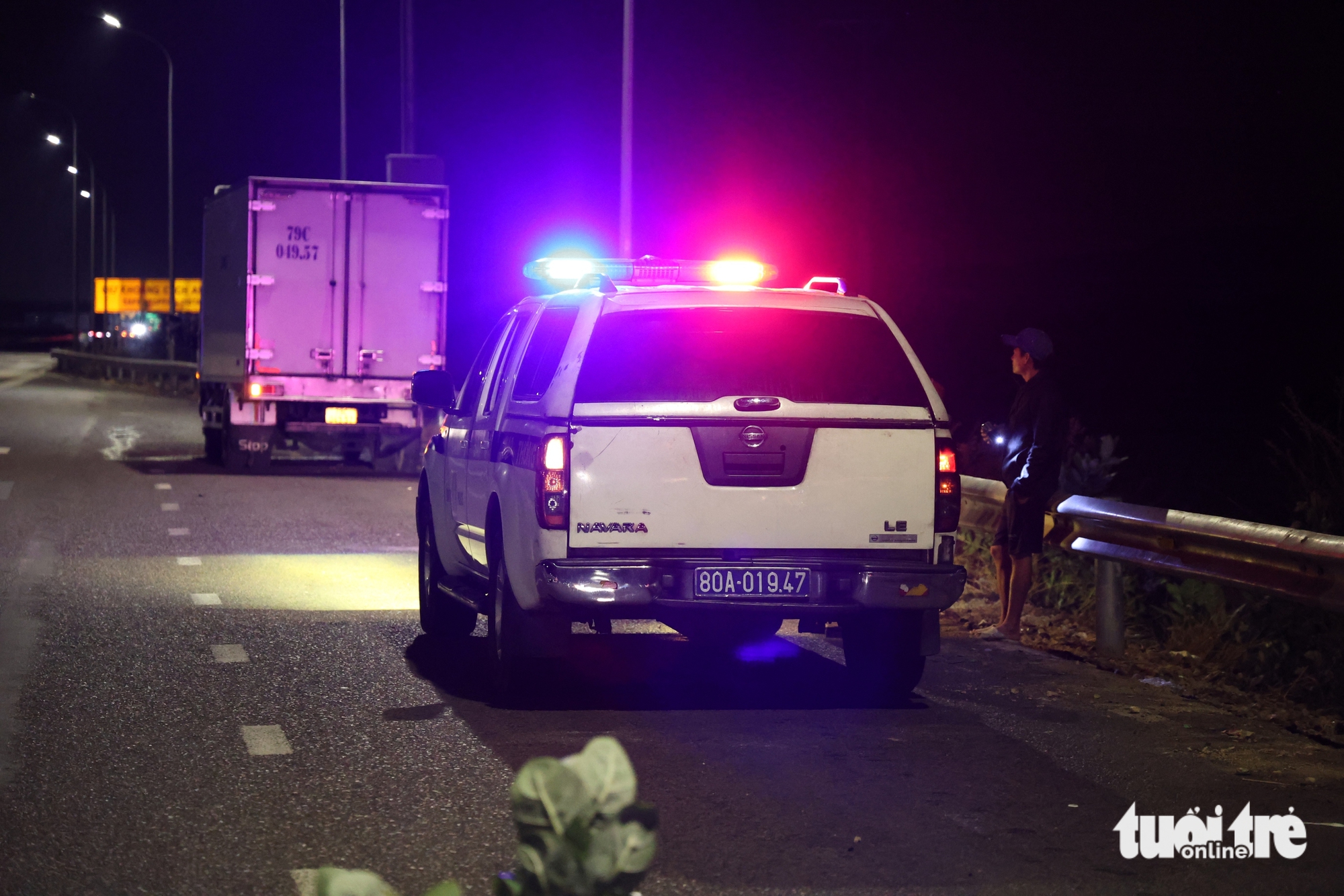Đêm trắng của cảnh sát trên cao tốc 460km: Ngăn tài xế dừng sai, ngủ trên làn khẩn cấp - Ảnh 6.