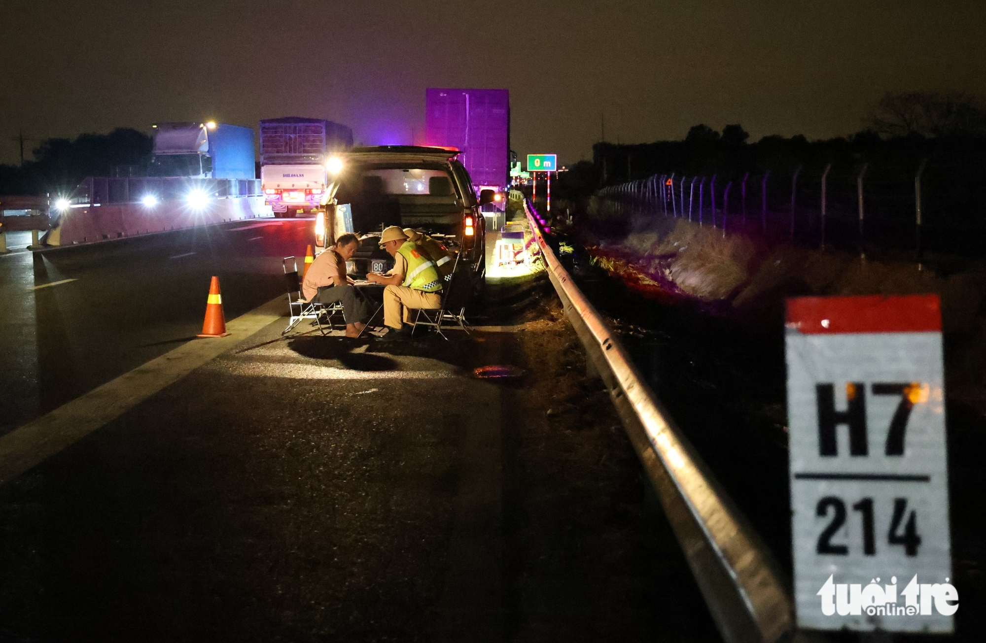 Đêm trắng của cảnh sát trên cao tốc 460km: Ngăn tài xế dừng sai, ngủ trên làn khẩn cấp - Ảnh 13.