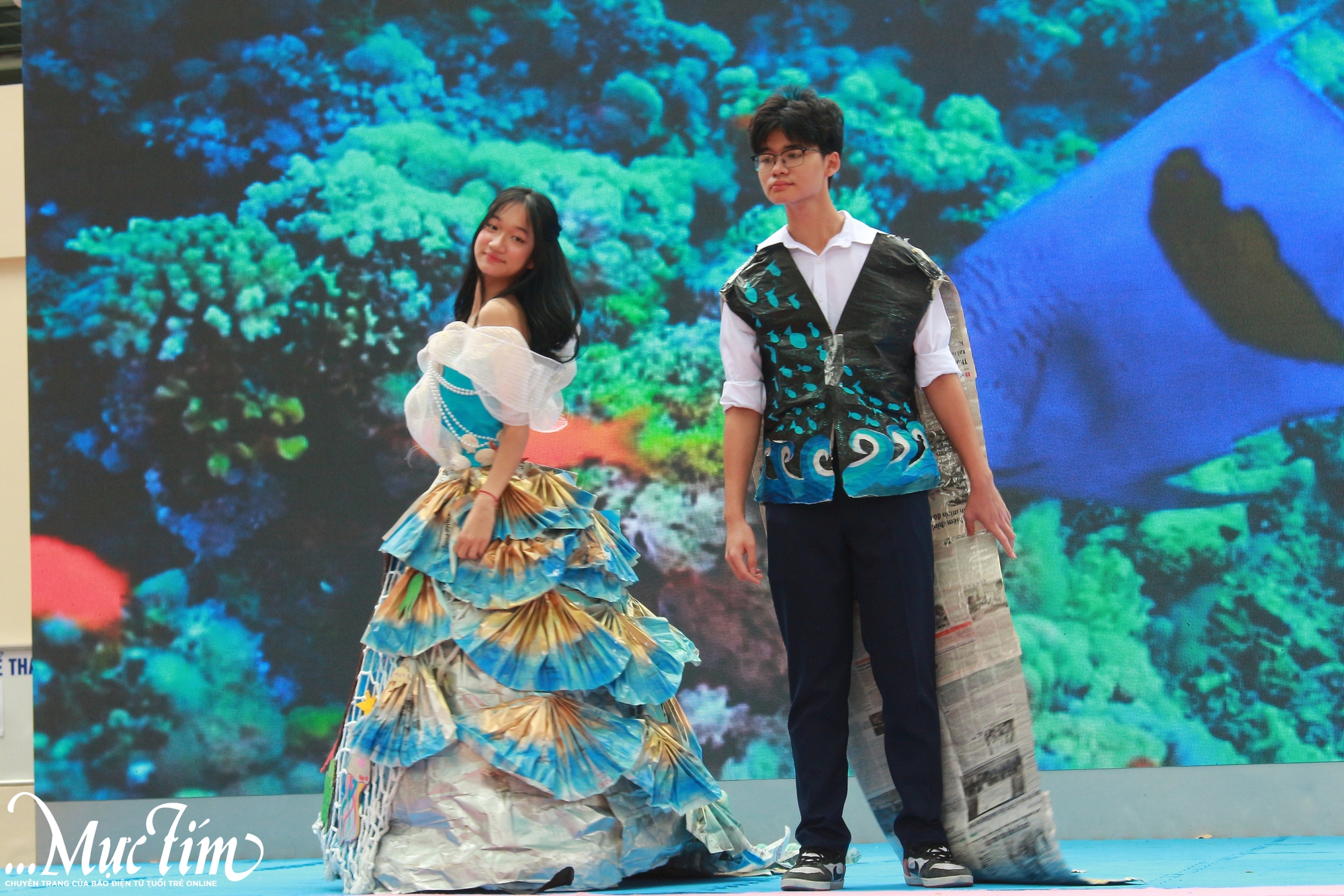 Học trò Trường THPT Lê Quý Đôn thể hiện tình yêu biển đảo qua 60 trang phục đặc biệt- Ảnh 1. Học trò Trường THPT Lê Quý Đôn thể hiện tình yêu biển đảo qua 60 trang phục đặc biệt- Ảnh 1.