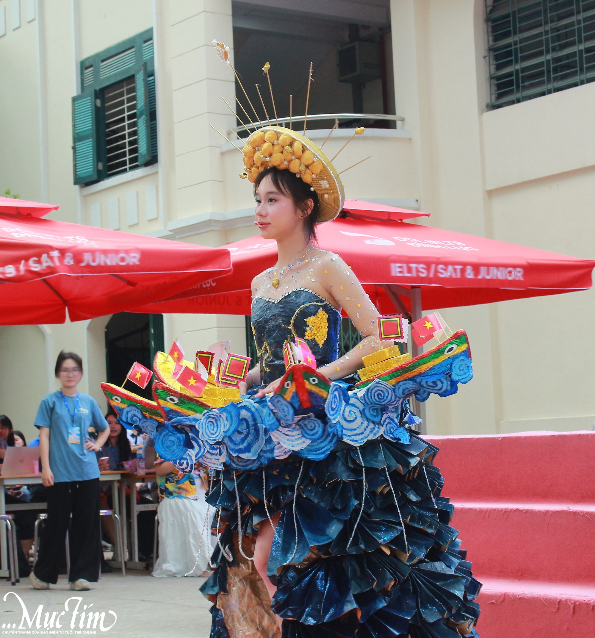 Học trò Trường THPT Lê Quý Đôn thể hiện tình yêu biển đảo qua 60 trang phục đặc biệt- Ảnh 2. Học trò Trường THPT Lê Quý Đôn thể hiện tình yêu biển đảo qua 60 trang phục đặc biệt- Ảnh 2.