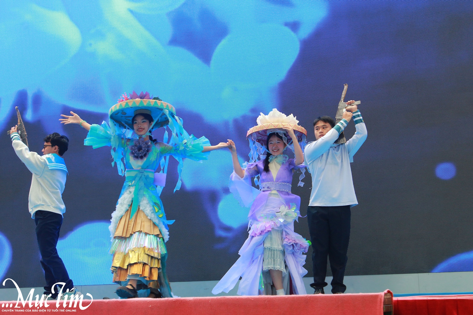 Học trò Trường THPT Lê Quý Đôn thể hiện tình yêu biển đảo qua 60 trang phục đặc biệt- Ảnh 3. Học trò Trường THPT Lê Quý Đôn thể hiện tình yêu biển đảo qua 60 trang phục đặc biệt- Ảnh 3.