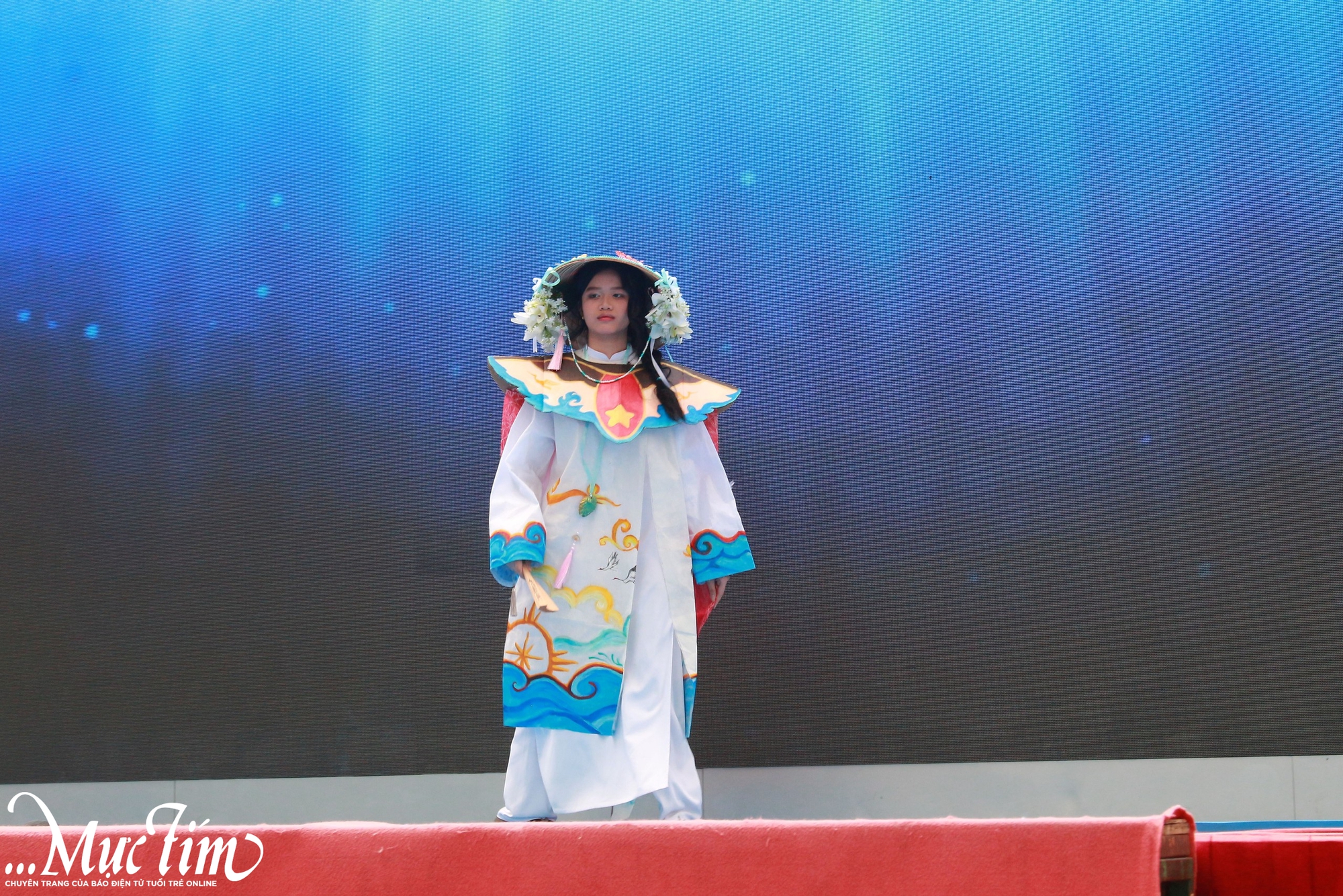 Học trò Trường THPT Lê Quý Đôn thể hiện tình yêu biển đảo qua 60 trang phục đặc biệt- Ảnh 4. Học trò Trường THPT Lê Quý Đôn thể hiện tình yêu biển đảo qua 60 trang phục đặc biệt- Ảnh 4.