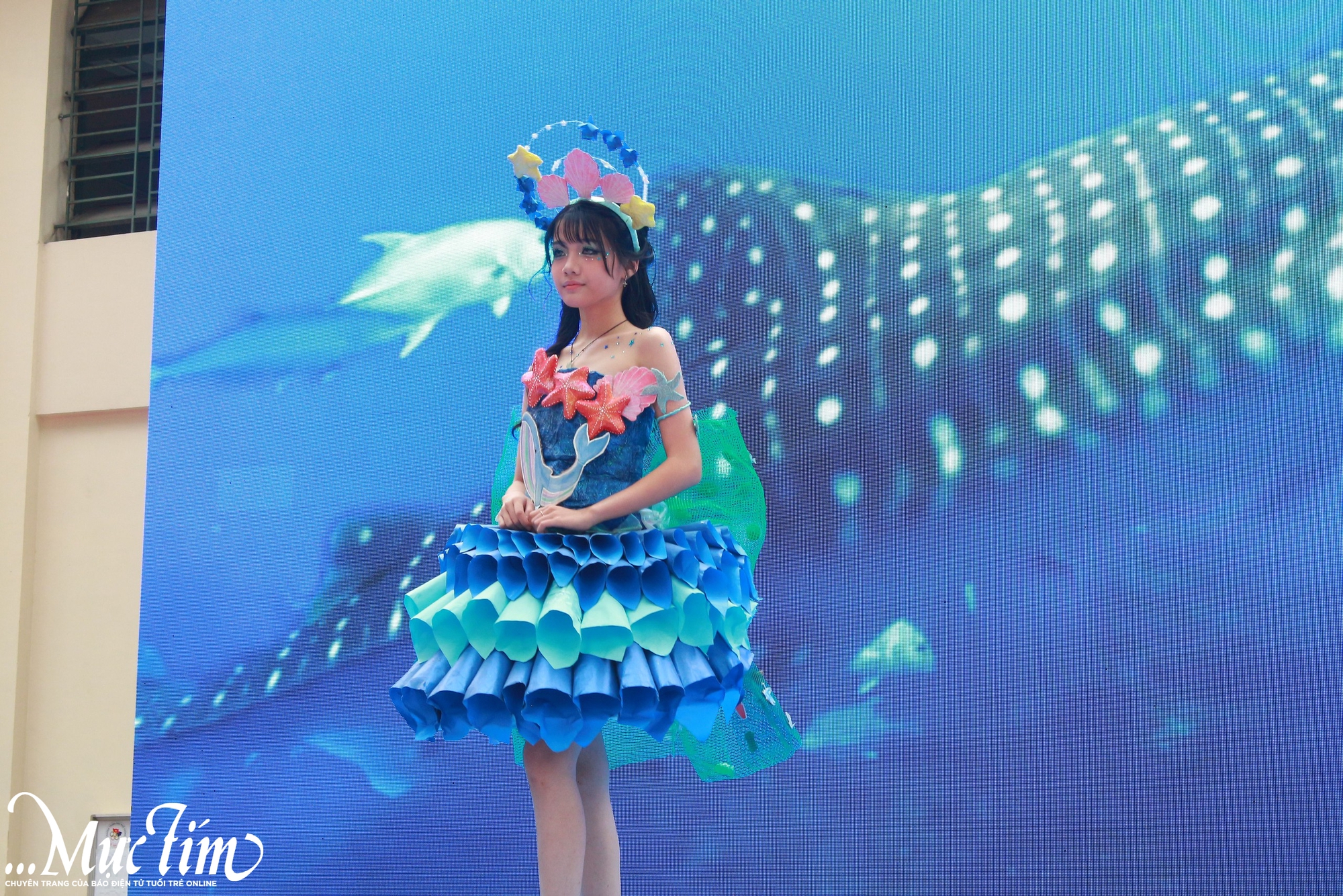 Học trò Trường THPT Lê Quý Đôn thể hiện tình yêu biển đảo qua 60 trang phục đặc biệt- Ảnh 6. Học trò Trường THPT Lê Quý Đôn thể hiện tình yêu biển đảo qua 60 trang phục đặc biệt- Ảnh 6.