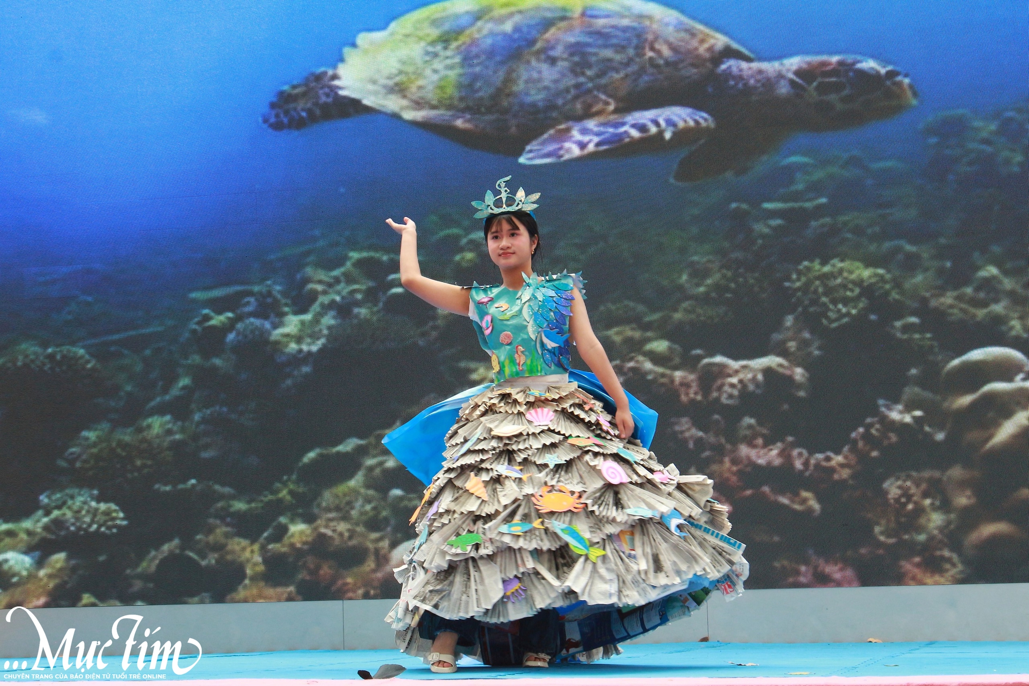 Học trò Trường THPT Lê Quý Đôn thể hiện tình yêu biển đảo qua 60 trang phục đặc biệt- Ảnh 7. Học trò Trường THPT Lê Quý Đôn thể hiện tình yêu biển đảo qua 60 trang phục đặc biệt- Ảnh 7.