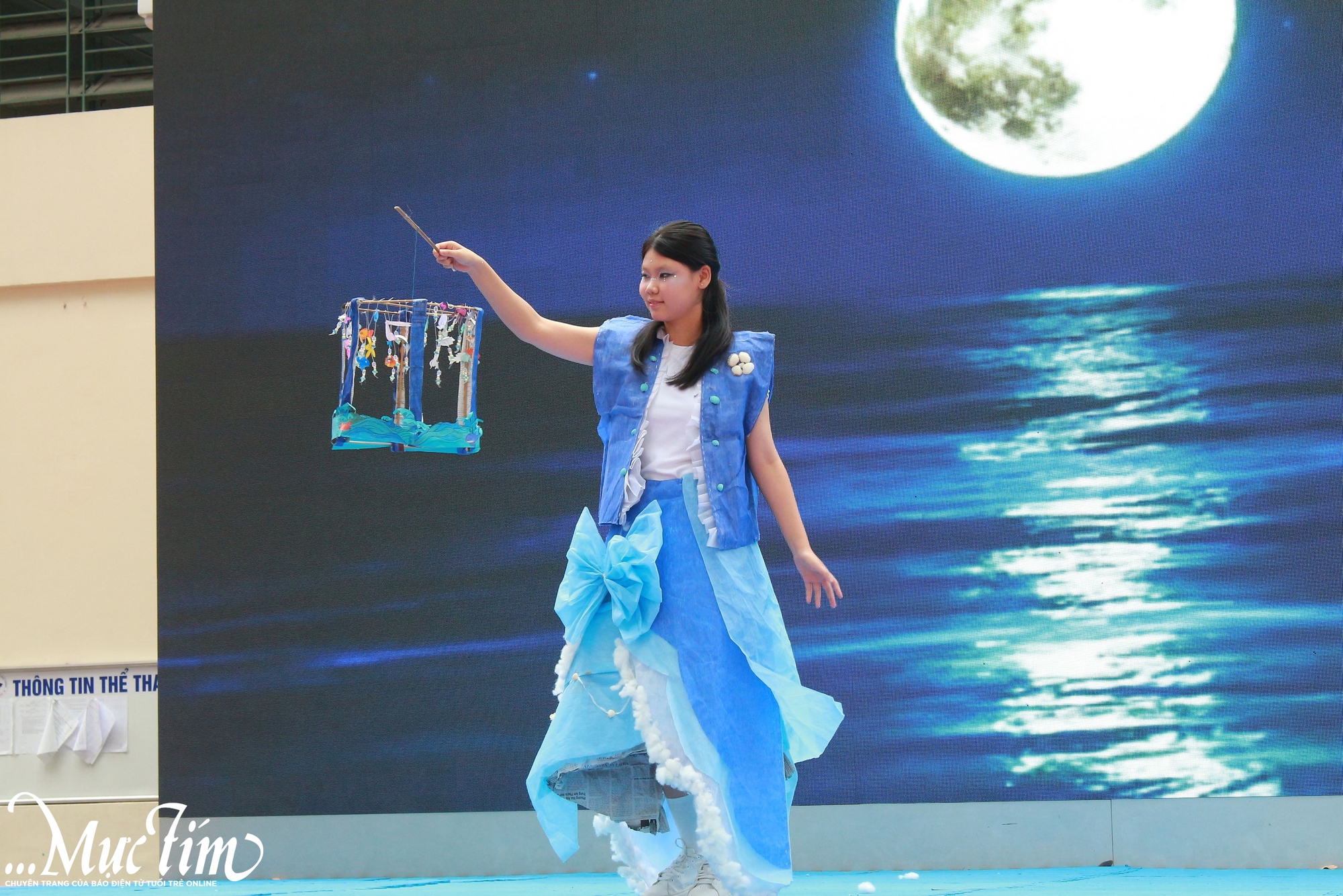 Học trò Trường THPT Lê Quý Đôn thể hiện tình yêu biển đảo qua 60 trang phục đặc biệt- Ảnh 9. Học trò Trường THPT Lê Quý Đôn thể hiện tình yêu biển đảo qua 60 trang phục đặc biệt- Ảnh 9.