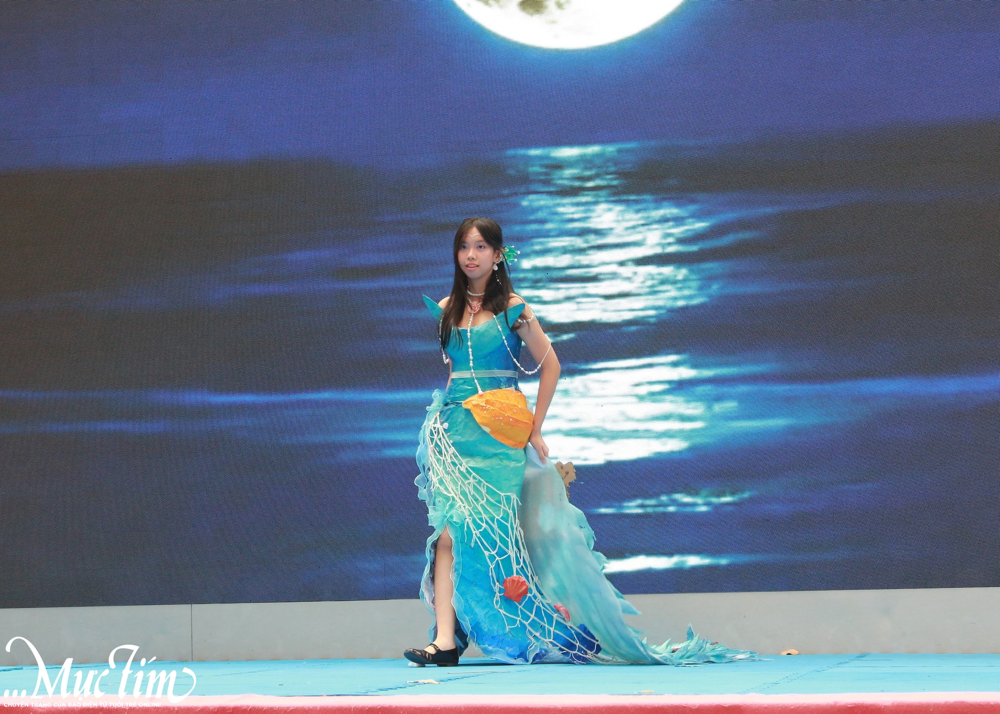 Học trò Trường THPT Lê Quý Đôn thể hiện tình yêu biển đảo qua 60 trang phục đặc biệt- Ảnh 10. Học trò Trường THPT Lê Quý Đôn thể hiện tình yêu biển đảo qua 60 trang phục đặc biệt- Ảnh 10.