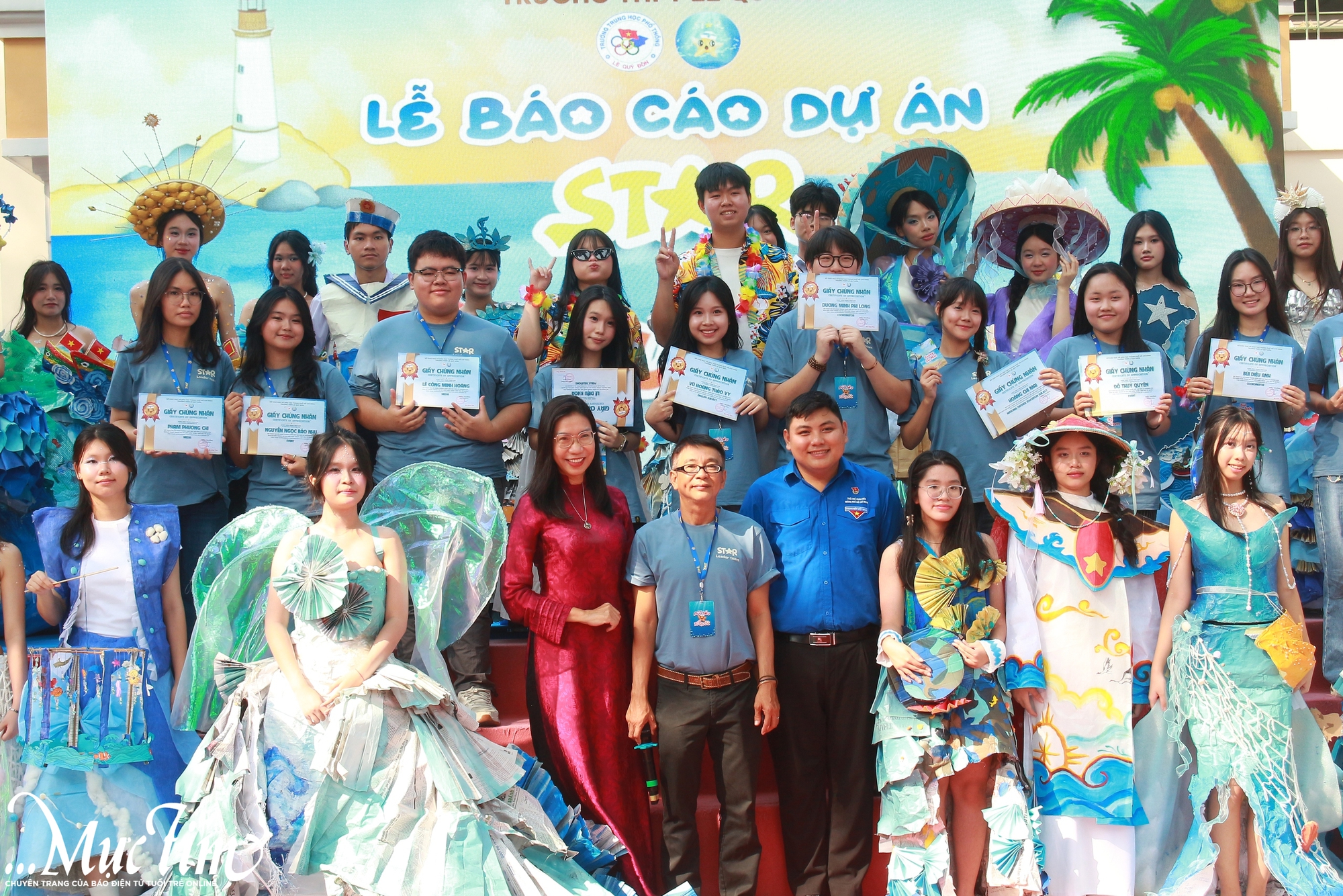 Học trò Trường THPT Lê Quý Đôn thể hiện tình yêu biển đảo qua 60 trang phục đặc biệt- Ảnh 12. Học trò Trường THPT Lê Quý Đôn thể hiện tình yêu biển đảo qua 60 trang phục đặc biệt- Ảnh 12.