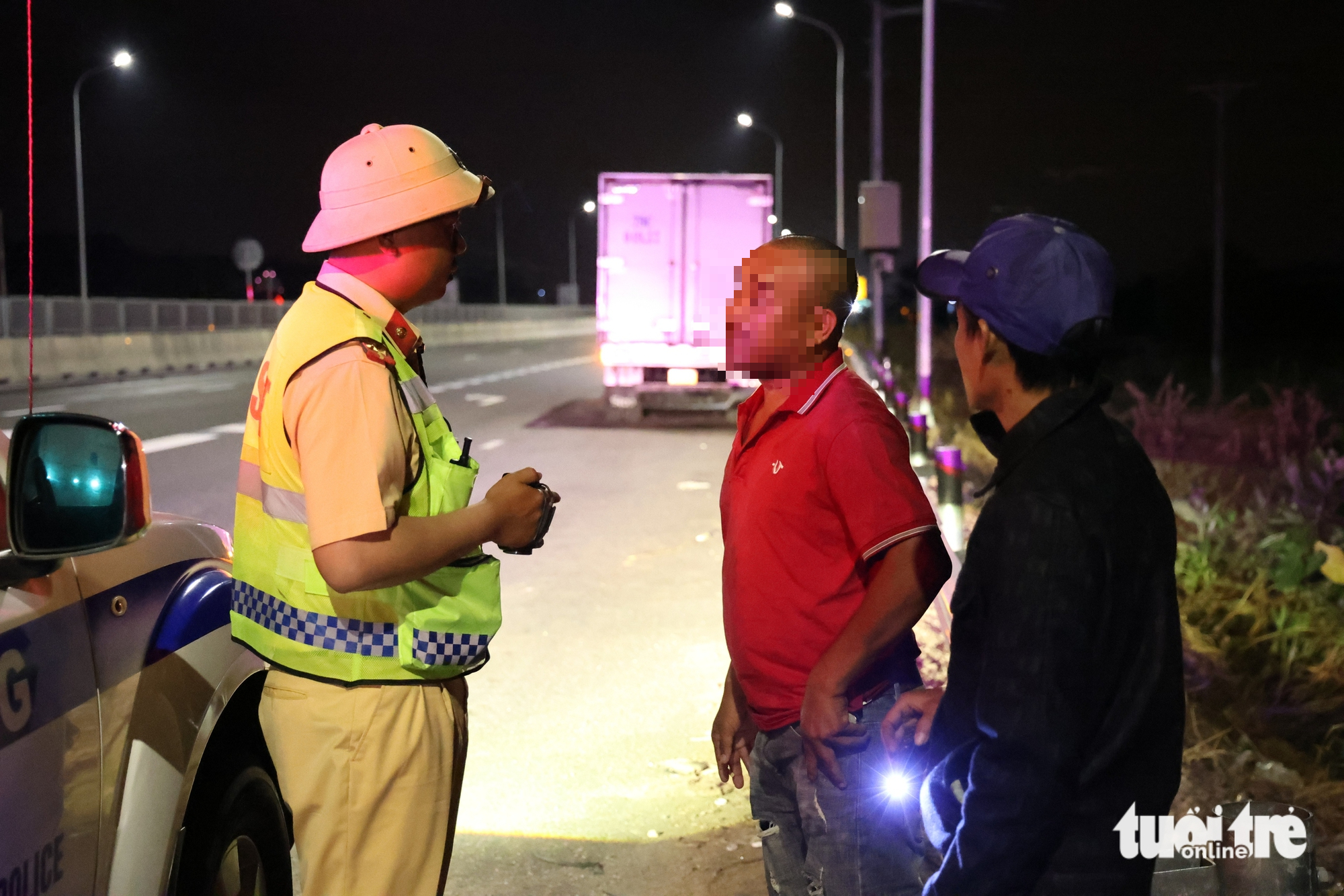 Đêm trắng của cảnh sát trên cao tốc 460km: Ngăn tài xế dừng sai, ngủ trên làn khẩn cấp - Ảnh 5.