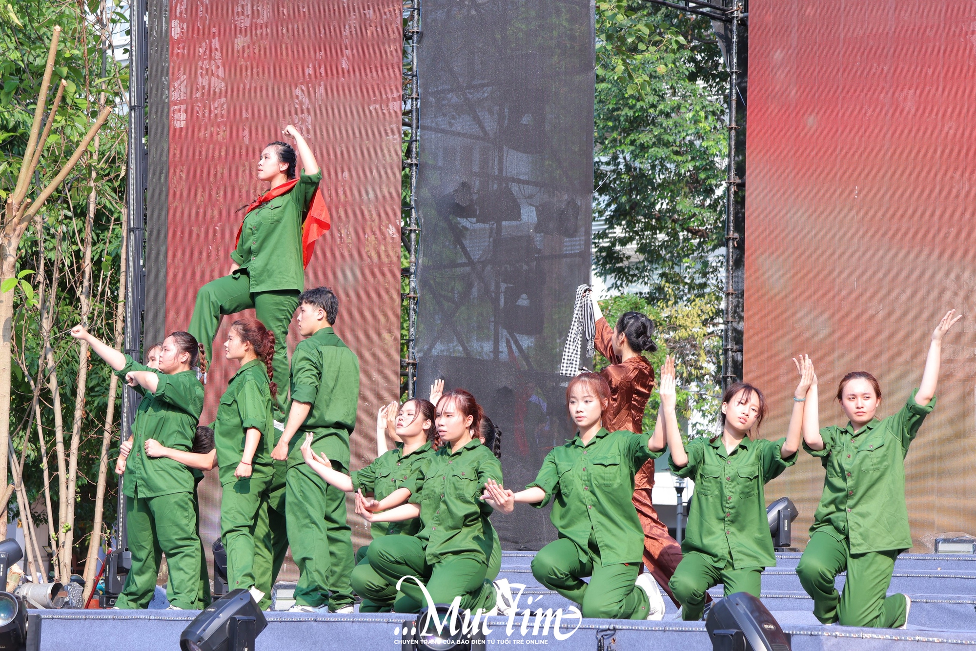 Trường đại học Ngoại thương đoạt giải nhất tại liên hoan Dance of Youth - Ảnh 2.