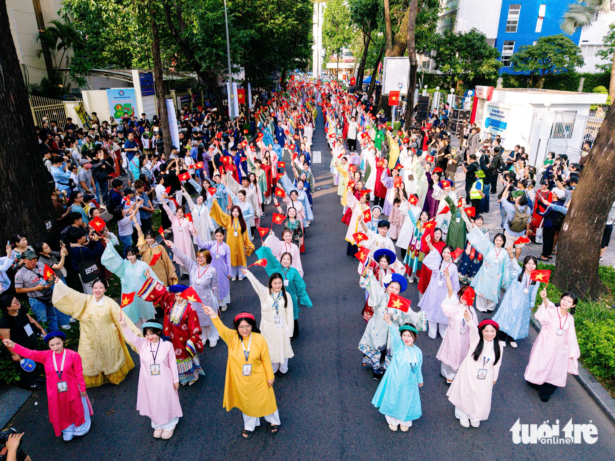 Hơn 1.000 bạn trẻ diện Việt phục diễu hành giữa trung tâm TP.HCM - Ảnh 1. Việt phục - Ảnh 1.