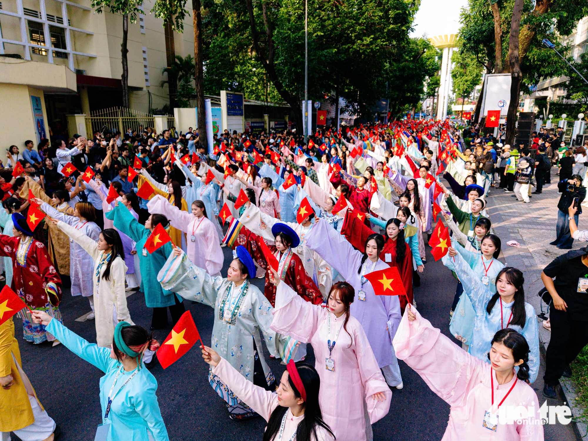 Hơn 1.000 bạn trẻ diện Việt phục diễu hành giữa trung tâm TP.HCM - Ảnh 3. Việt phục - Ảnh 3.