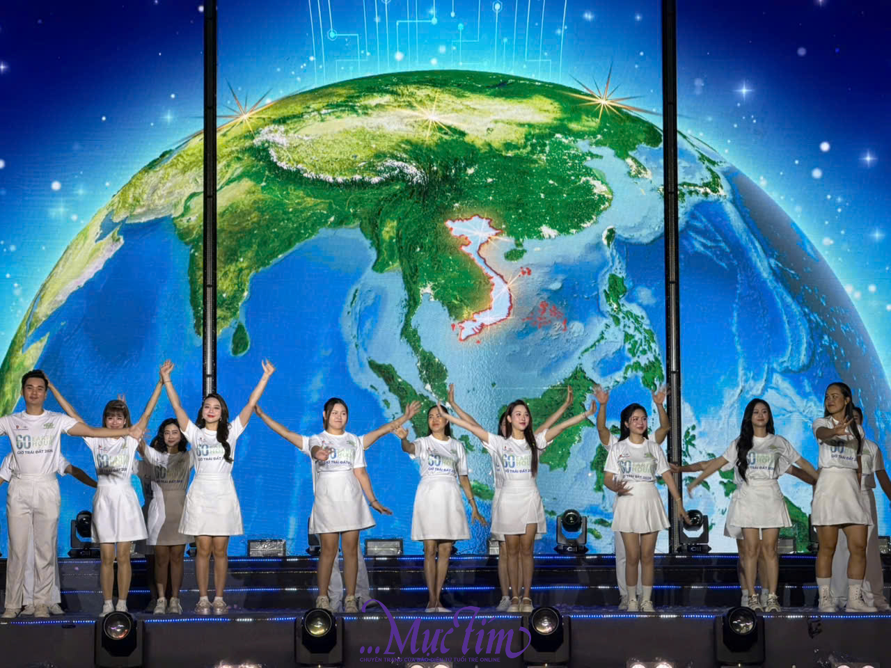 Hoa hậu Ngọc Châu, nhạc sĩ Nguyễn Văn Chung hưởng ứng Giờ Trái đất cùng 1.000 đoàn viên - Ảnh 1.