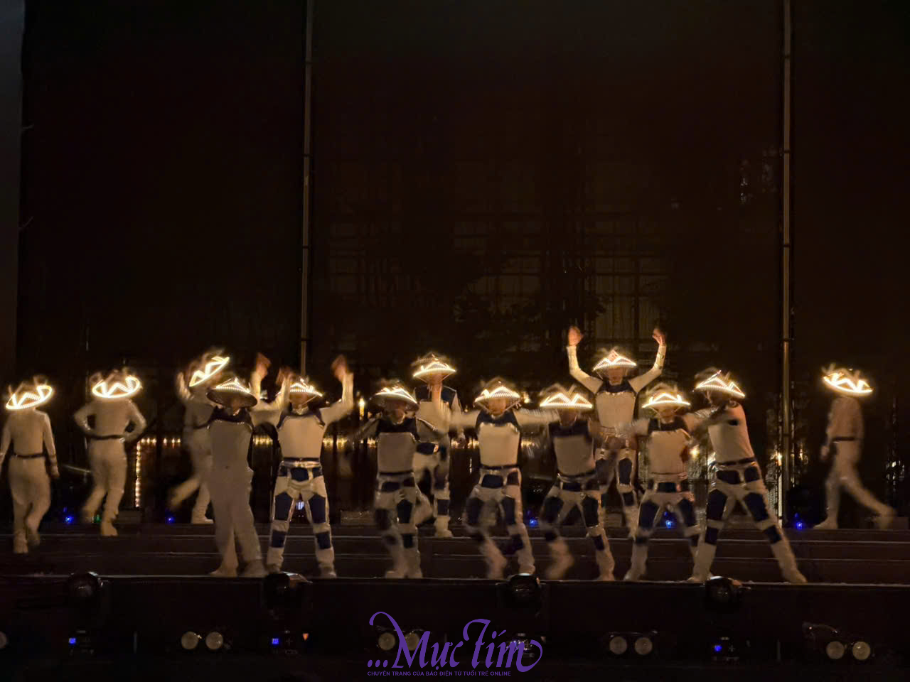 Hoa hậu Ngọc Châu, nhạc sĩ Nguyễn Văn Chung hưởng ứng Giờ Trái đất cùng 1.000 đoàn viên - Ảnh 5.