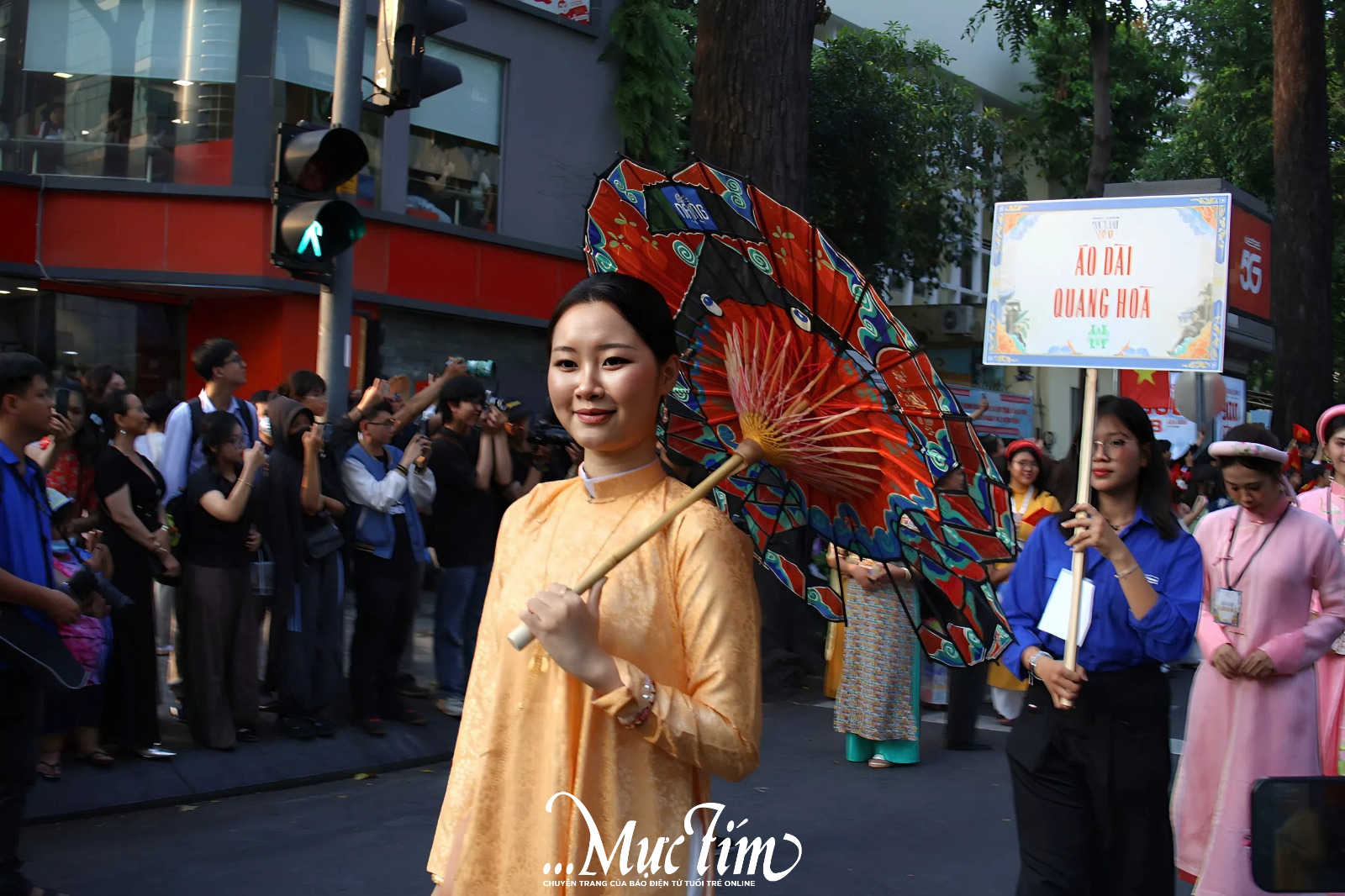 Tóc xanh vạt áo: Bạn trẻ diễu hành, đồng diễn Việt phục- Ảnh 2. Tóc xanh vạt áo: Bạn trẻ diễu hành, đồng diễn Việt phục- Ảnh 2.