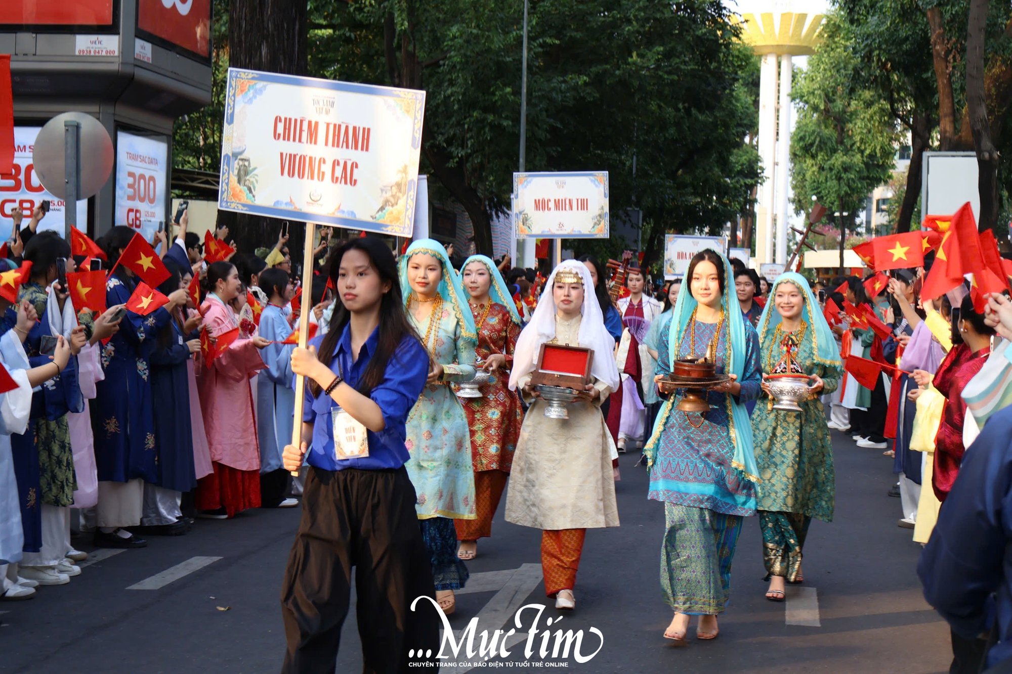 Tóc xanh vạt áo: Bạn trẻ diễu hành, đồng diễn Việt phục- Ảnh 3. Tóc xanh vạt áo: Bạn trẻ diễu hành, đồng diễn Việt phục- Ảnh 3.