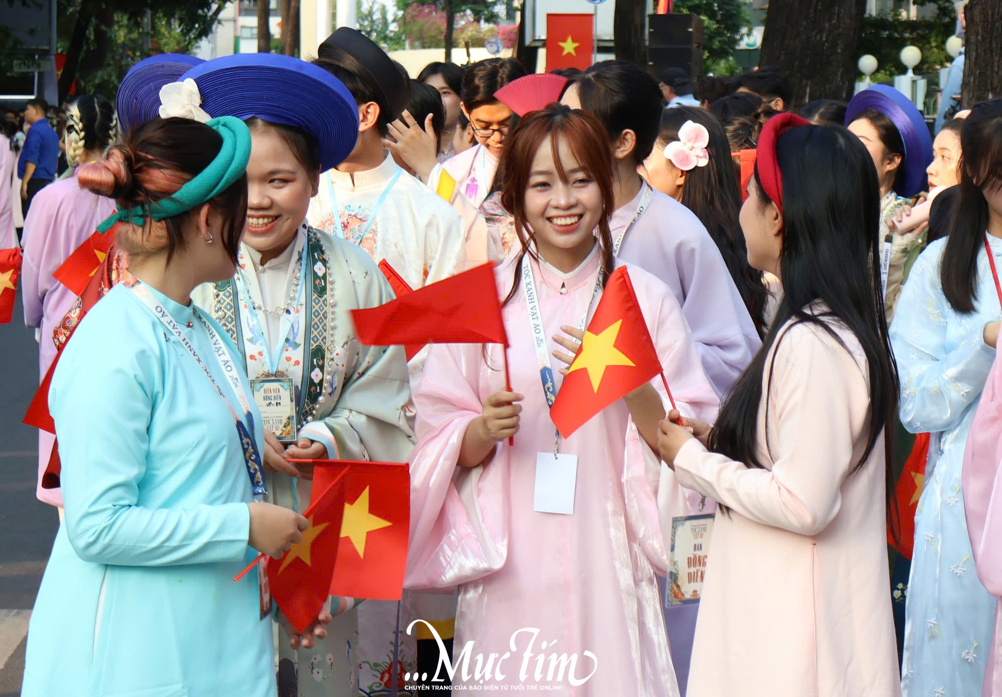 Tóc xanh vạt áo: Bạn trẻ diễu hành, đồng diễn Việt phục- Ảnh 4. Tóc xanh vạt áo: Bạn trẻ diễu hành, đồng diễn Việt phục- Ảnh 4.