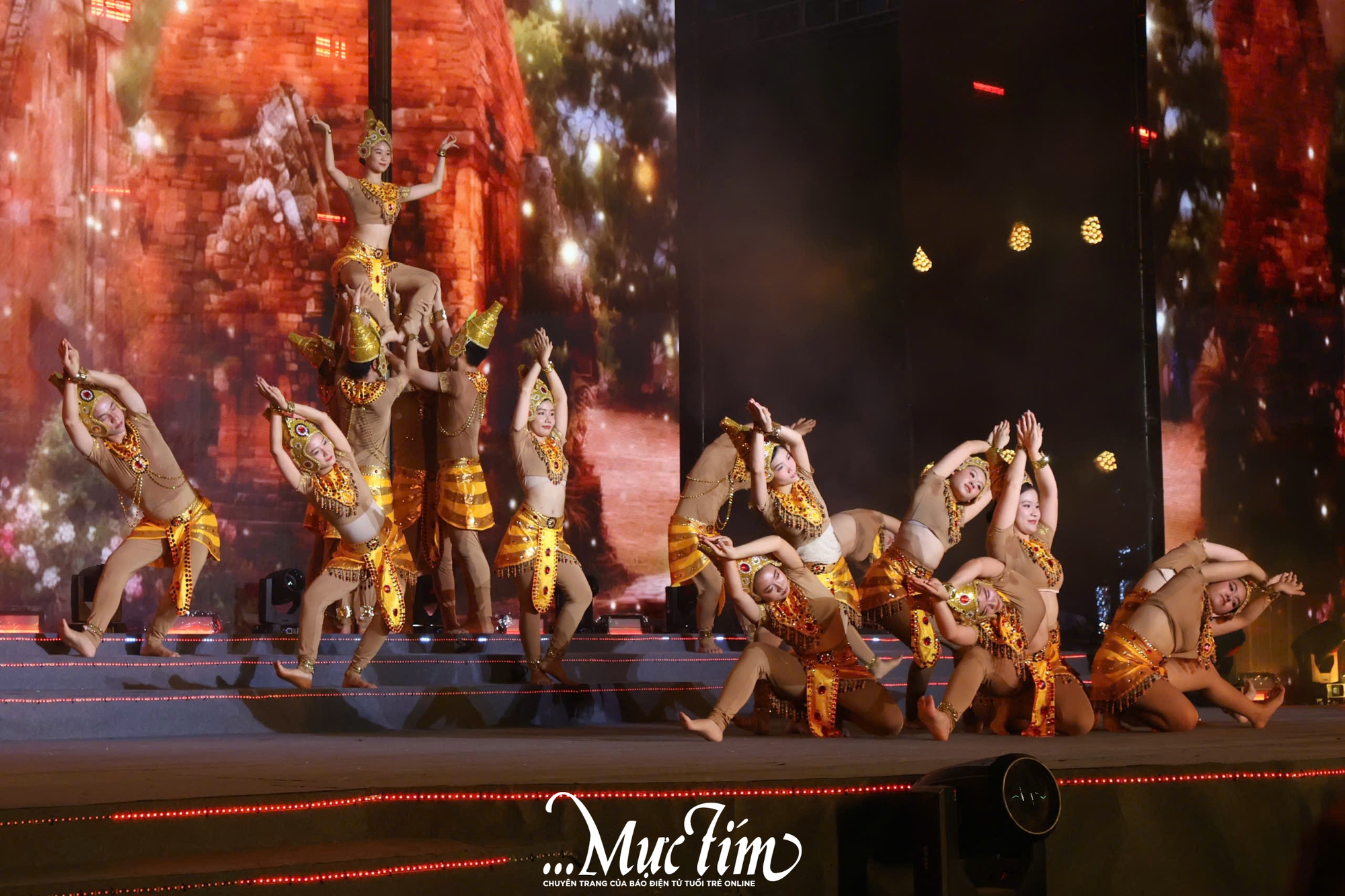 Tóc xanh vạt áo: Bạn trẻ diễu hành, đồng diễn Việt phục- Ảnh 7. Tóc xanh vạt áo: Bạn trẻ diễu hành, đồng diễn Việt phục- Ảnh 7.