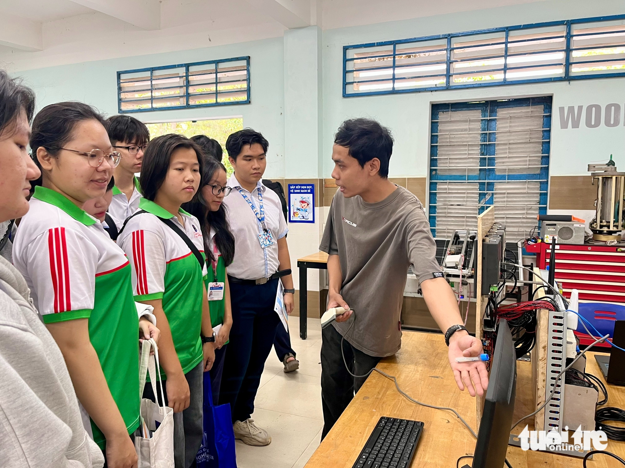 Học sinh miền Tây 'săn' ngành hot, trải nghiệm chọn nghề tại ngày hội tư vấn tuyển sinh - Ảnh 6.