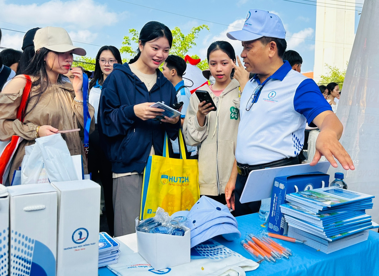 Học sinh miền Tây 'săn' ngành hot, trải nghiệm chọn nghề tại ngày hội tư vấn tuyển sinh - Ảnh 3.