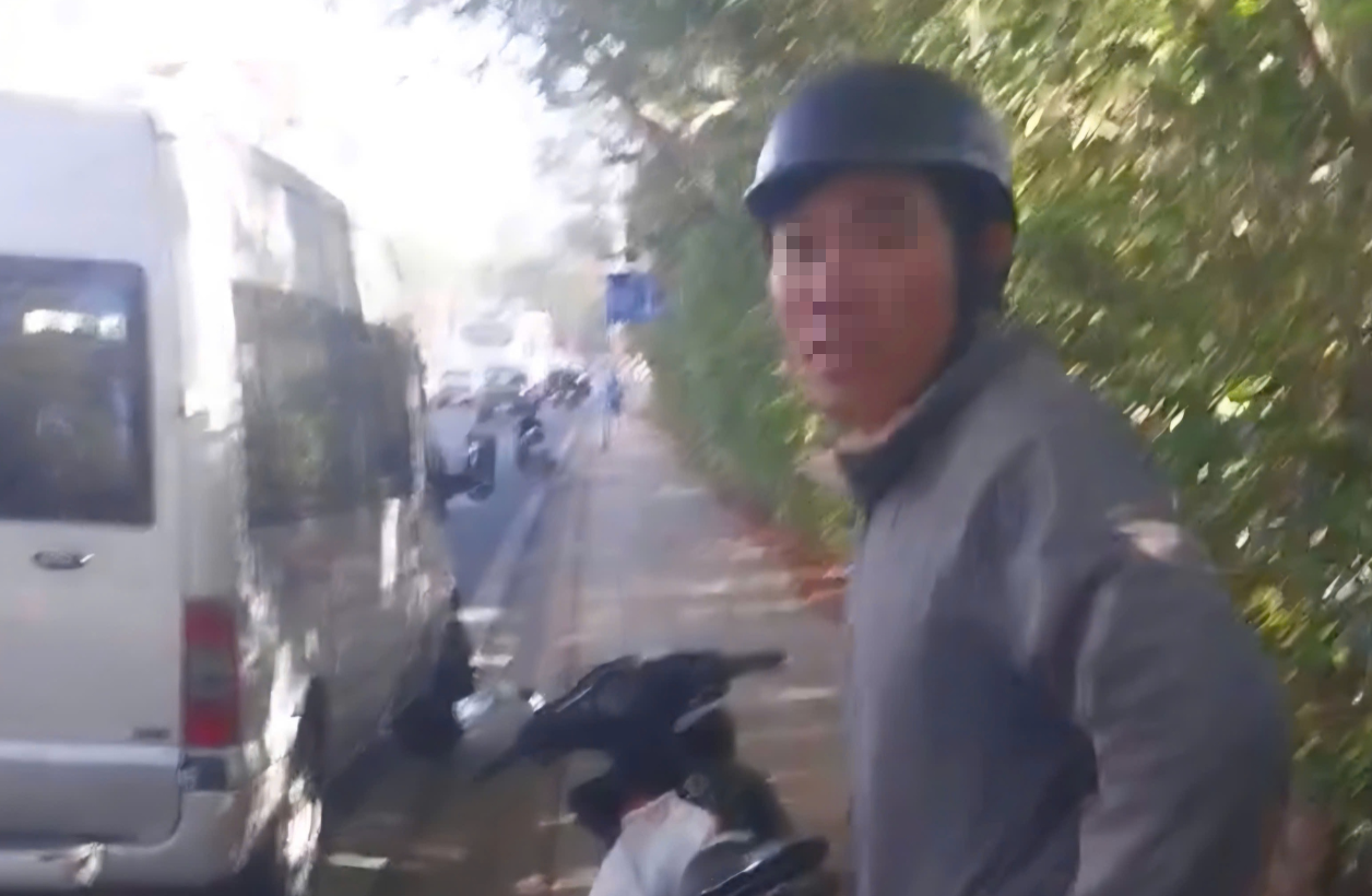 Công an tìm người bắn chim giữa phố Đà Lạt, giật điện thoại và có hành vi hành hung phóng viên - Ảnh 3.