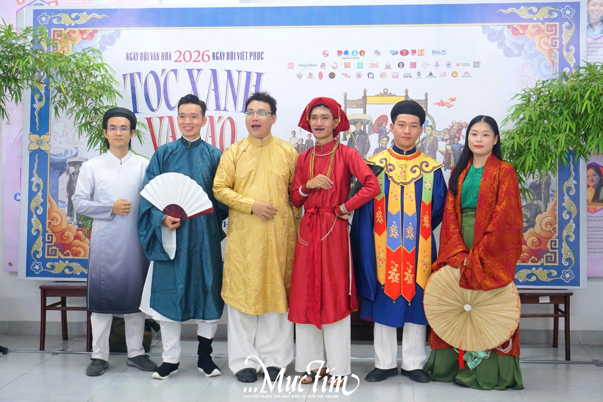 Bạn trẻ thích thú trải nghiệm Việt phục tại Ngày hội Tóc xanh vạt áo 2026- Ảnh 1. Bạn trẻ thích thú trải nghiệm Việt phục tại Ngày hội Tóc xanh vạt áo 2026- Ảnh 1.
