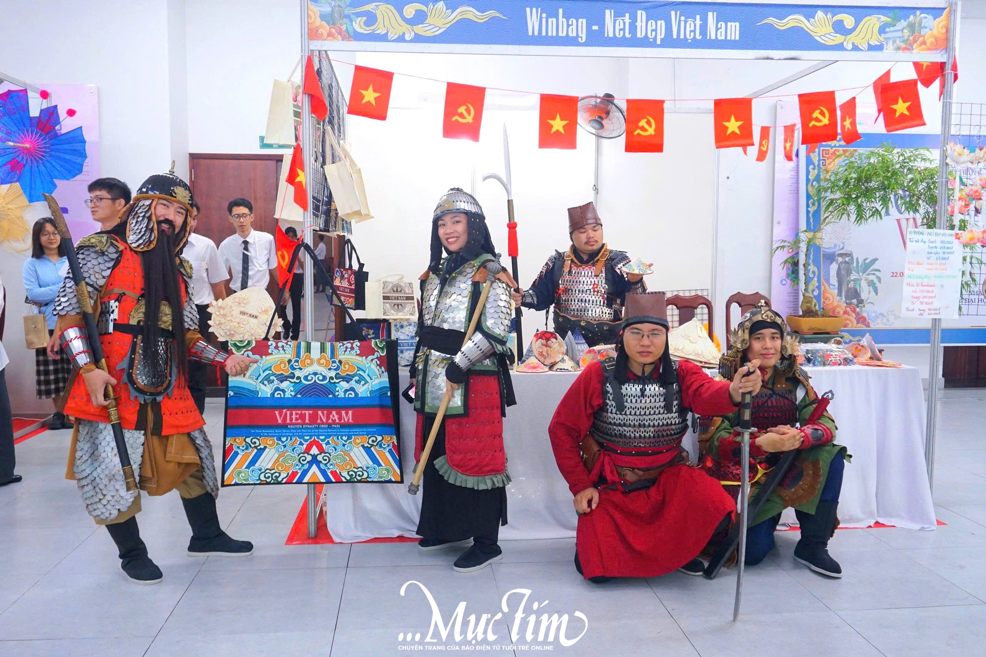 Bạn trẻ thích thú trải nghiệm Việt phục tại Ngày hội Tóc xanh vạt áo 2026- Ảnh 7. Bạn trẻ thích thú trải nghiệm Việt phục tại Ngày hội Tóc xanh vạt áo 2026- Ảnh 7.