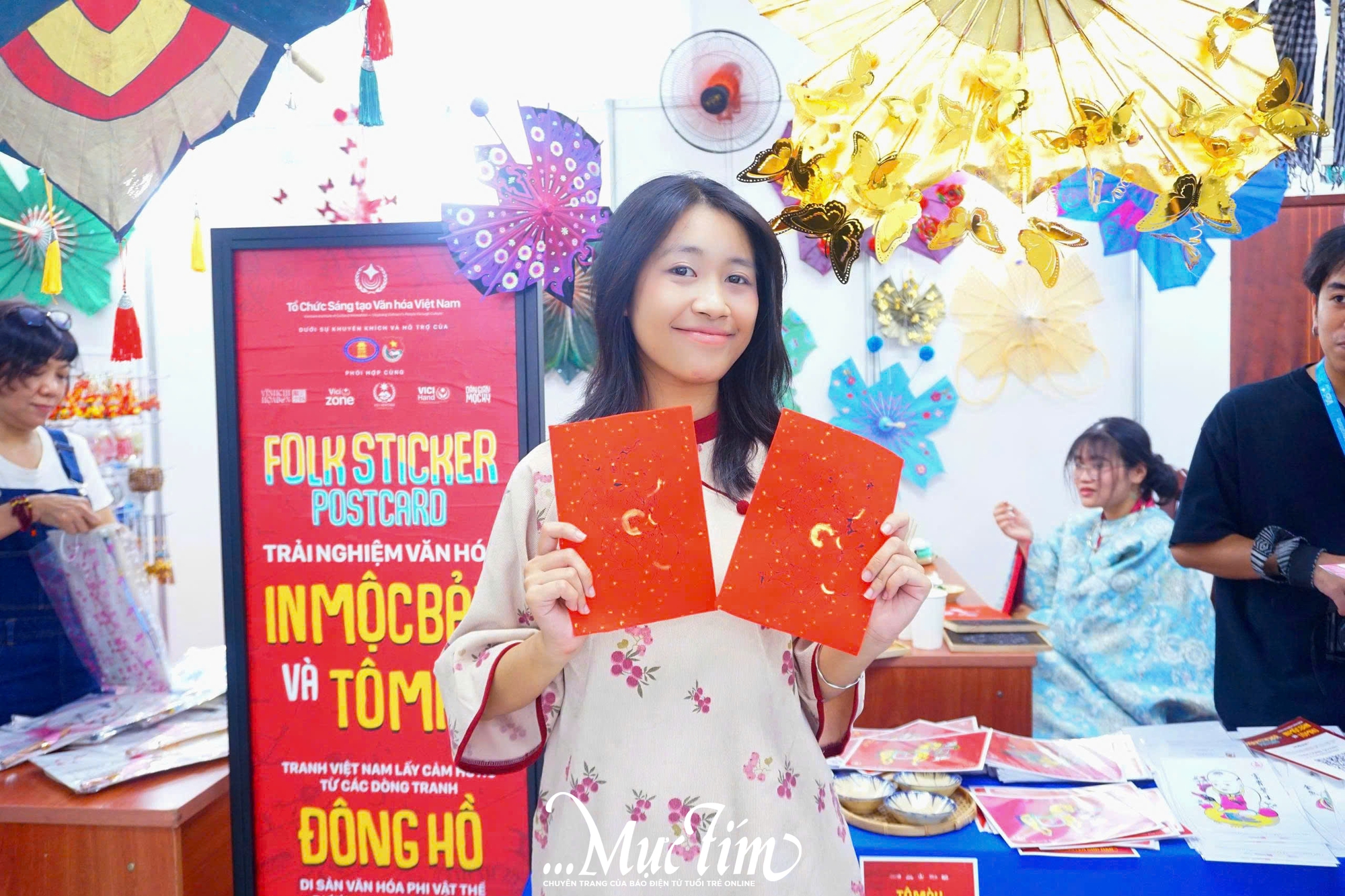 Tự tay in tranh mộc bản tại Ngày hội Tóc xanh vạt áo 2026- Ảnh 1.