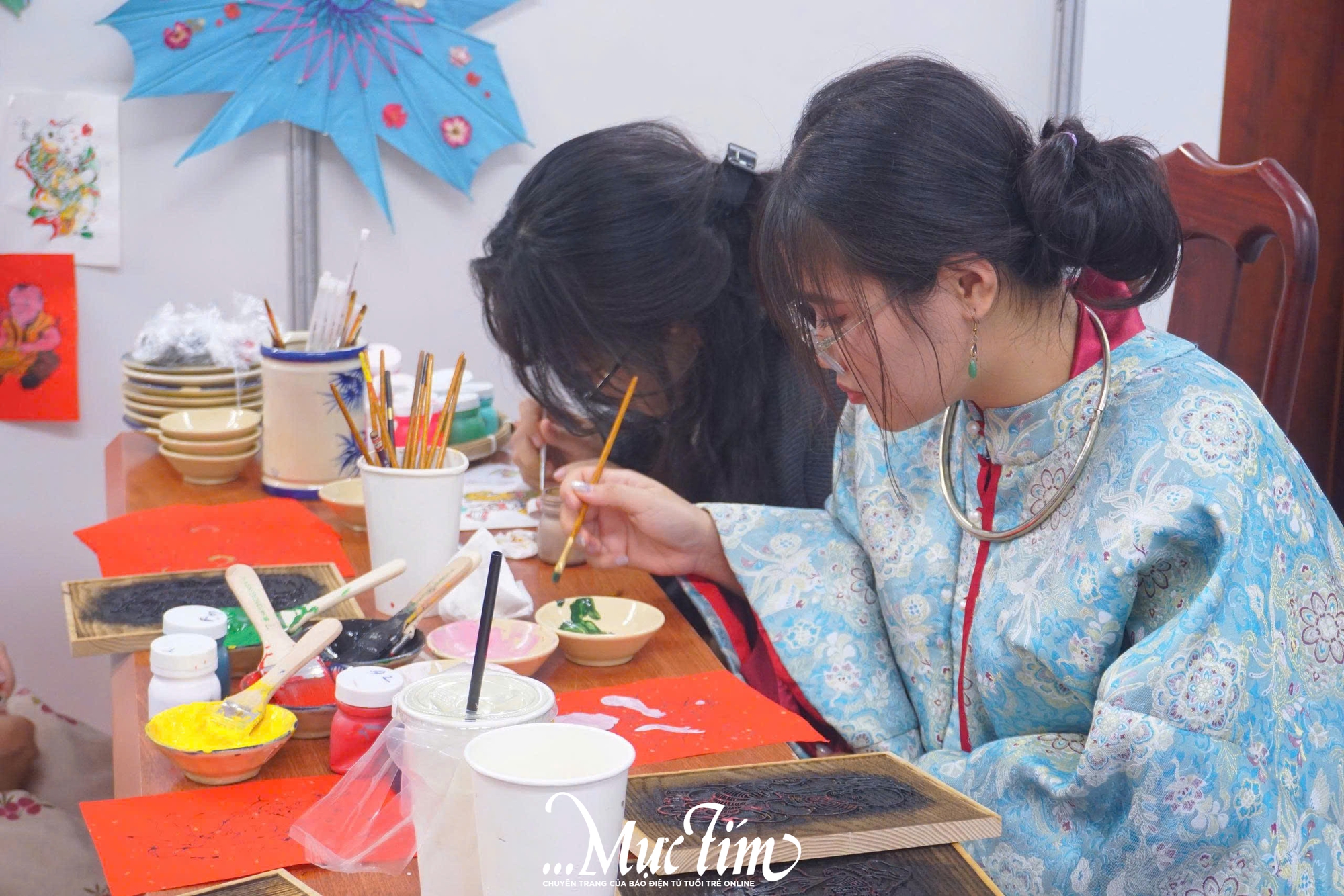 Tự tay in tranh mộc bản tại Ngày hội Tóc xanh vạt áo 2026- Ảnh 2.