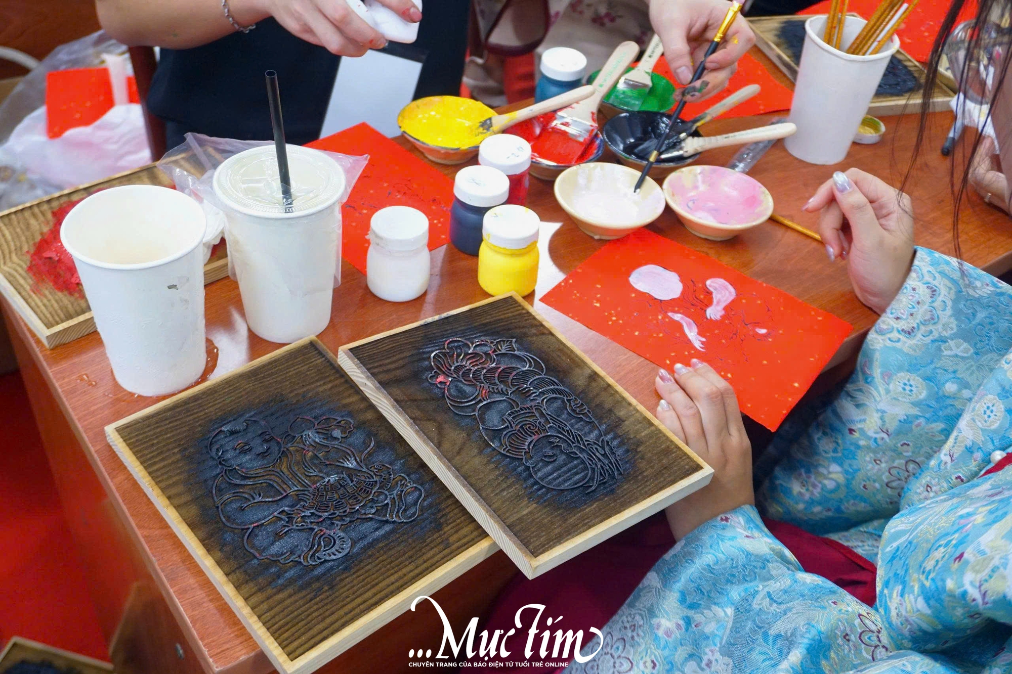 Tự tay in tranh mộc bản tại Ngày hội Tóc xanh vạt áo 2026- Ảnh 3.