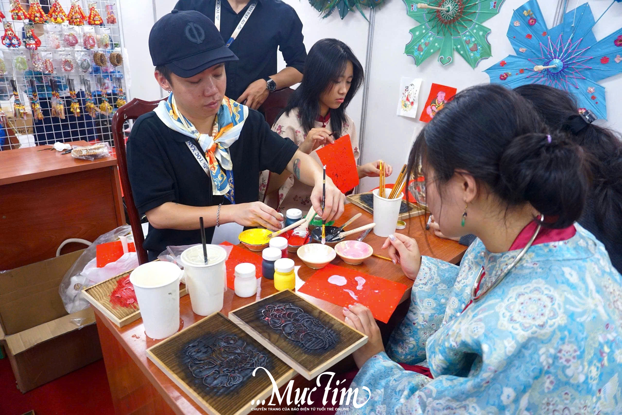 Tự tay in tranh mộc bản tại Ngày hội Tóc xanh vạt áo 2026- Ảnh 4.