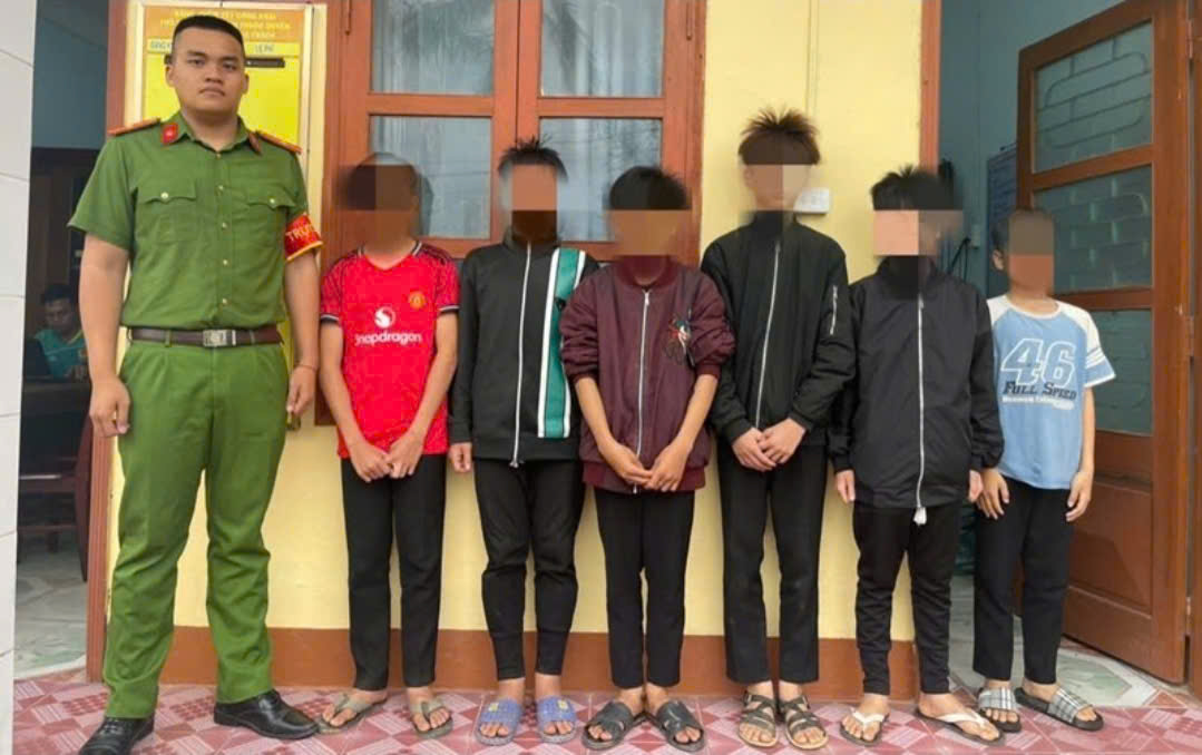 6 thiếu niên ném đá khiến hàng loạt xe tải vỡ kính chắn gió trên cao tốc - Ảnh 1.