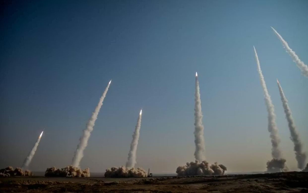 Xuất hiện video drone tấn công căn cứ và trực thăng Mỹ ở Iraq - Ảnh 1.