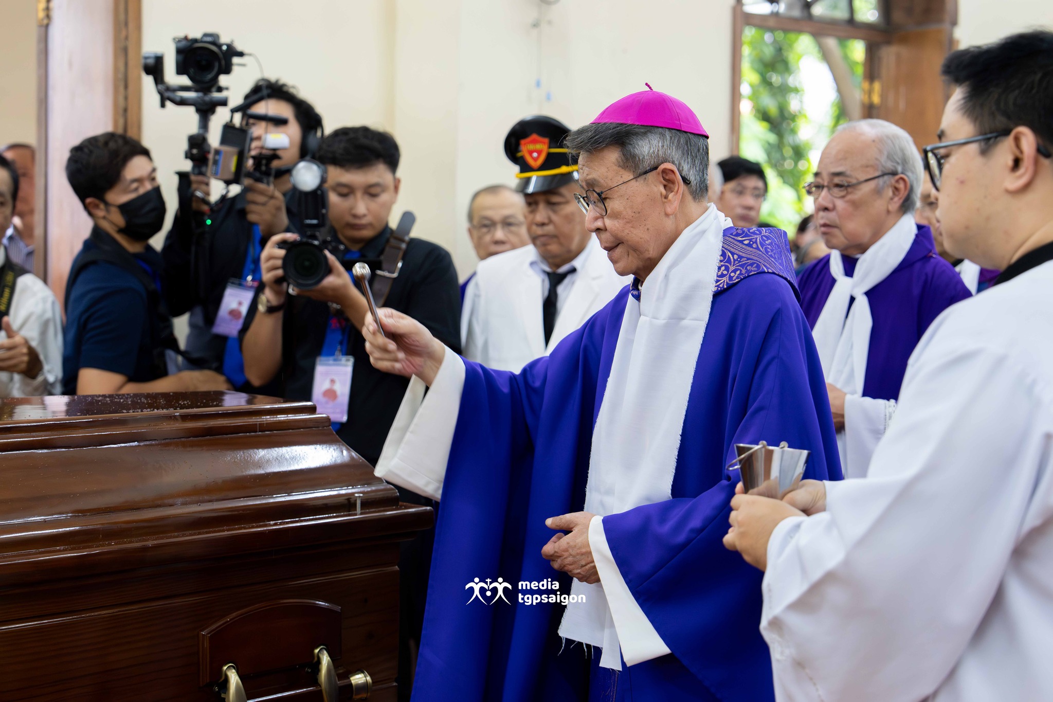 Lãnh đạo TP.HCM viếng Đức Hồng y Gioan Baotixita Phạm Minh Mẫn - Ảnh 3.