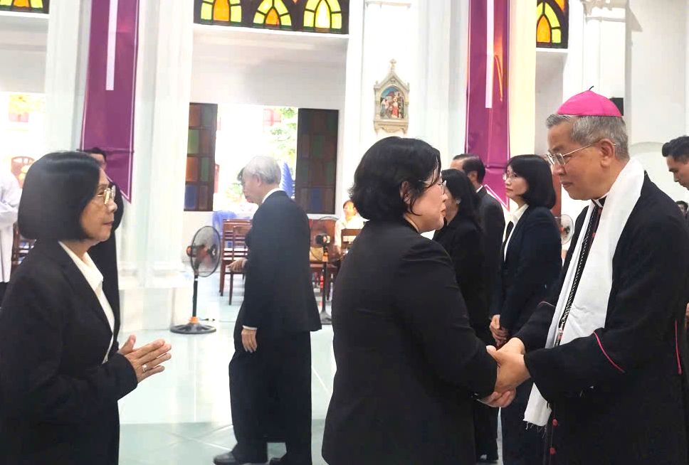 Lãnh đạo TP.HCM viếng Đức Hồng y Gioan Baotixita Phạm Minh Mẫn - Ảnh 1.