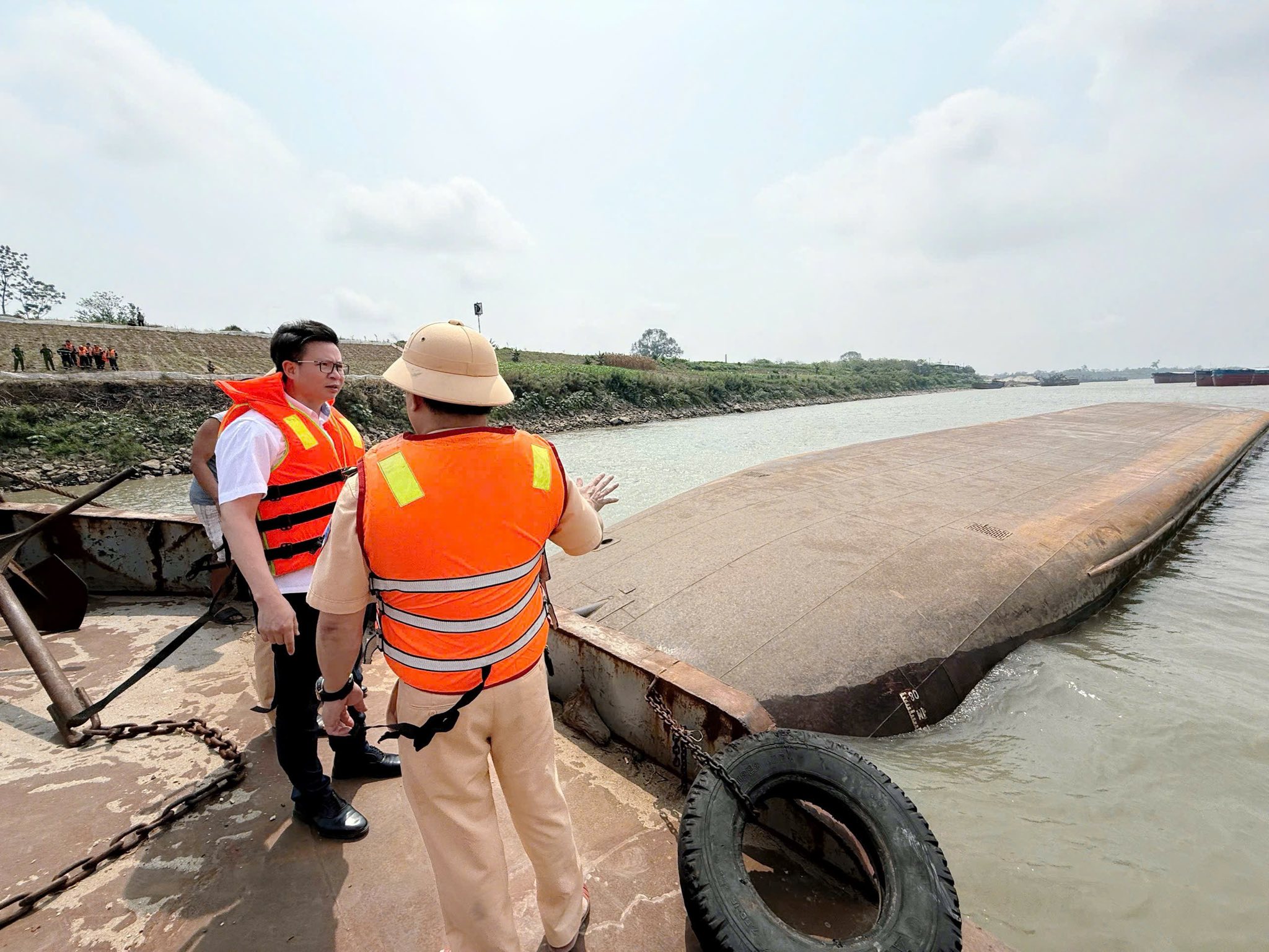 Chìm tàu hút cát trên sông Hồng, tìm thấy 1 thi thể, 1 người còn mất tích - Ảnh 5.
