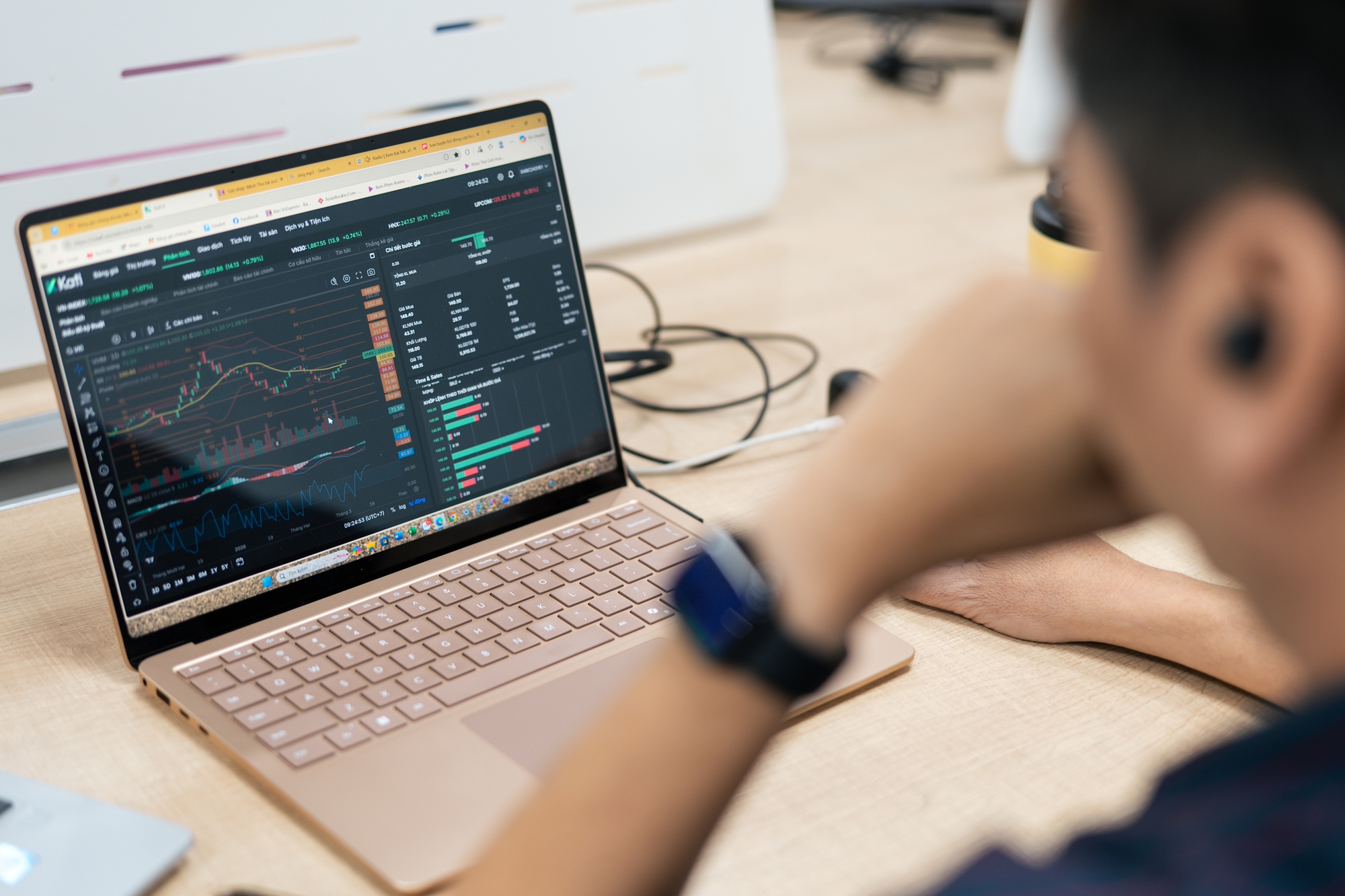 Giá xăng dầu tăng mạnh: Tác động tiêu cực đến thị trường chứng khoán và kinh tế