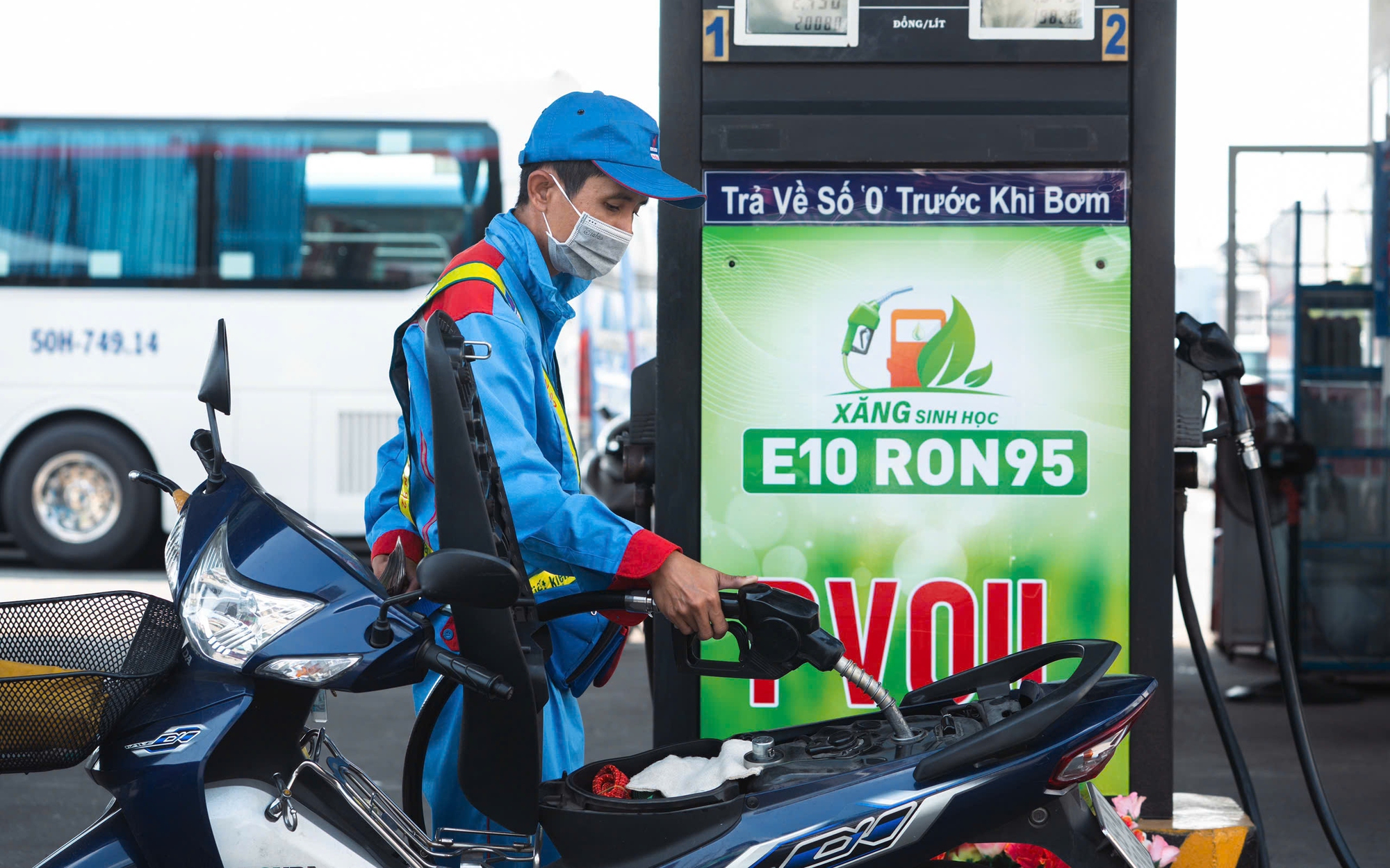 Ho Chi Minh City-based fuel supplier to halt RON95 sales, start E10 biofuel rollout on Friday - Ảnh 1.